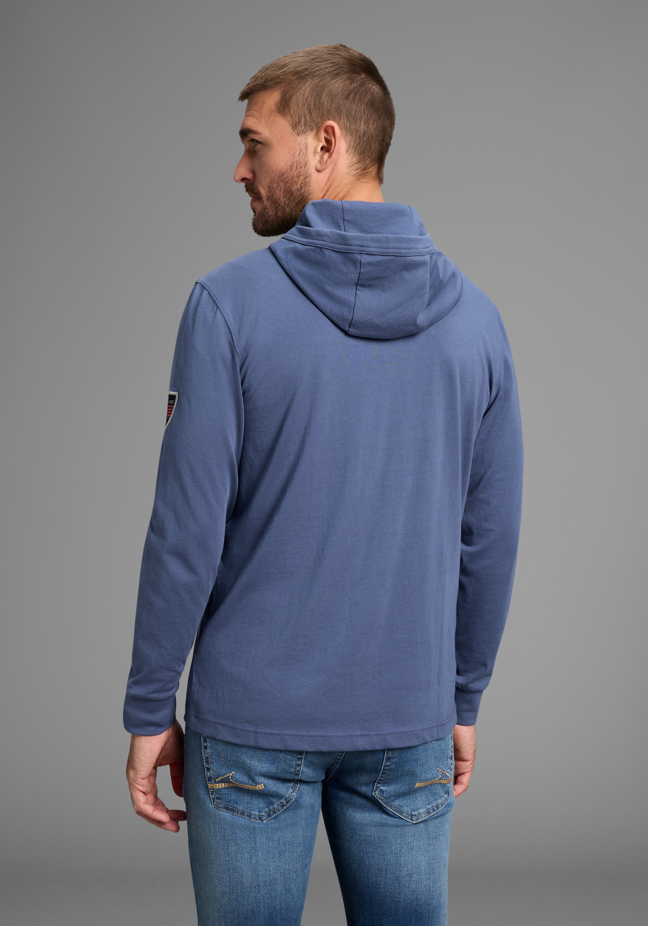 DELMAO Kapuzenshirt »Neue Kollektion!«, mit Badge am Ärmel