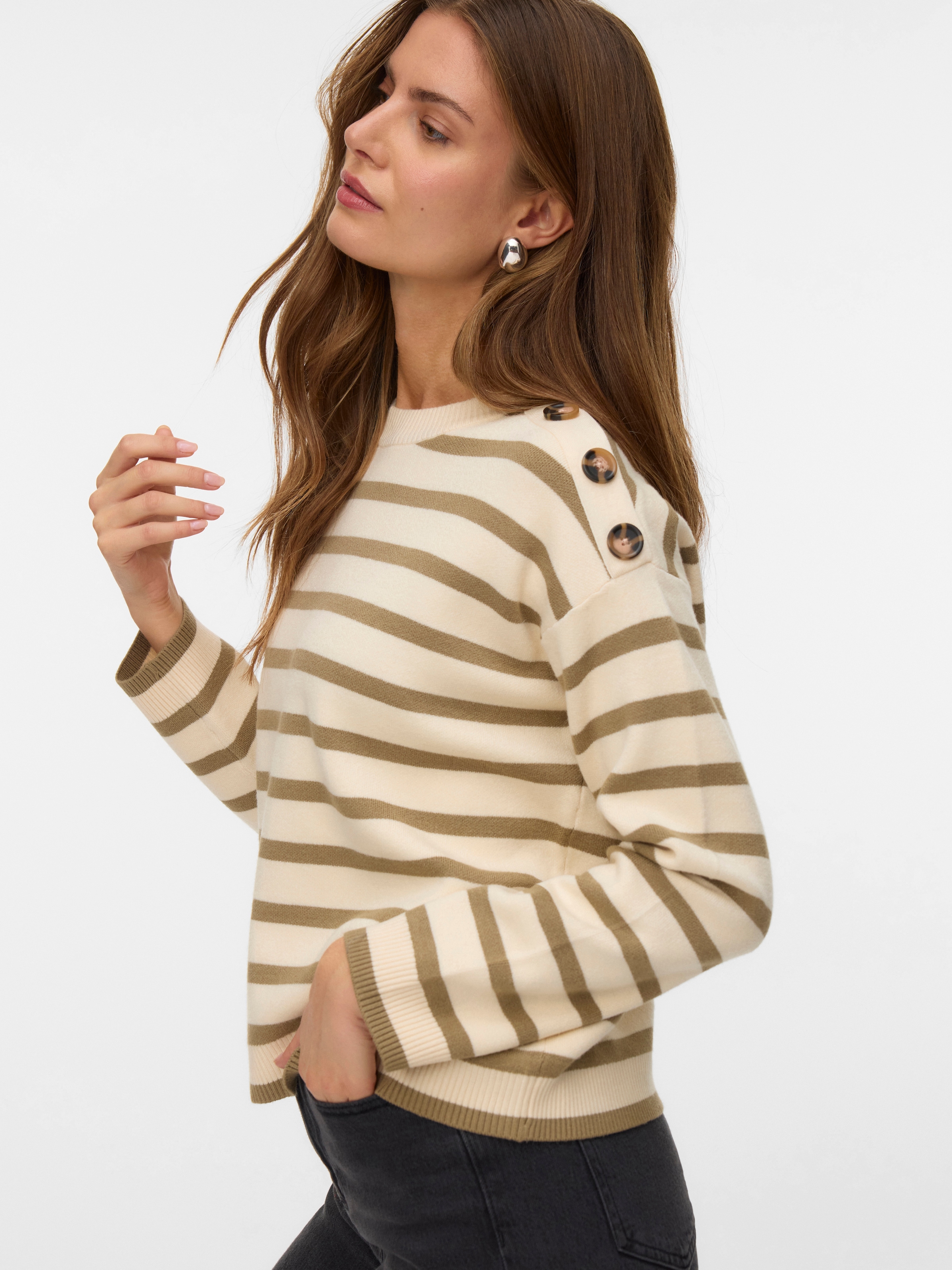 Image of Vero Moda Rundhalspullover "VMSABA LS O-NECK BUTTON PULLOVER GA NOOS" mit Zierknöpfen auf der linken Schulter