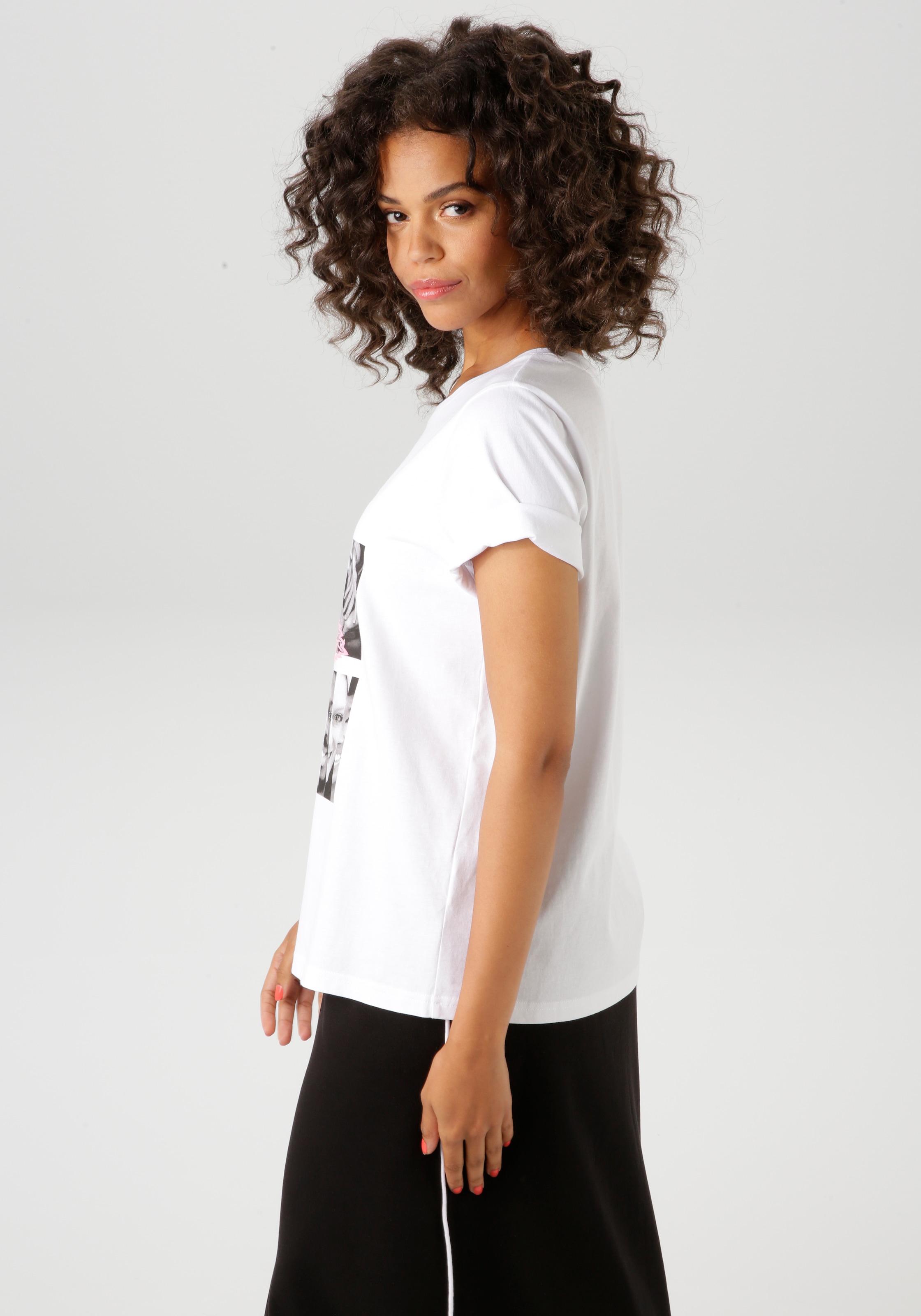 Aniston CASUAL T-Shirt, mit Rose verzierter Diversity-Frontprint