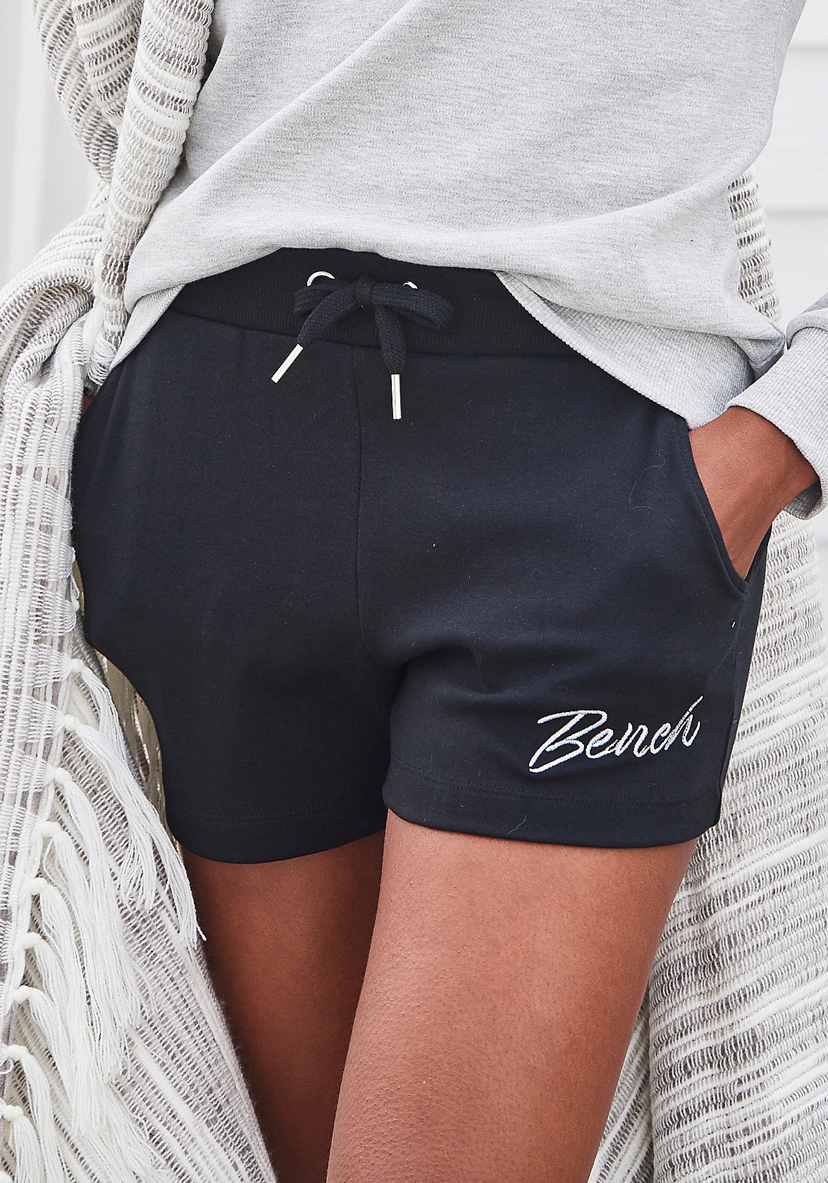 Relaxshorts, mit kleiner glänzenden Logostickerei, Loungeanzug