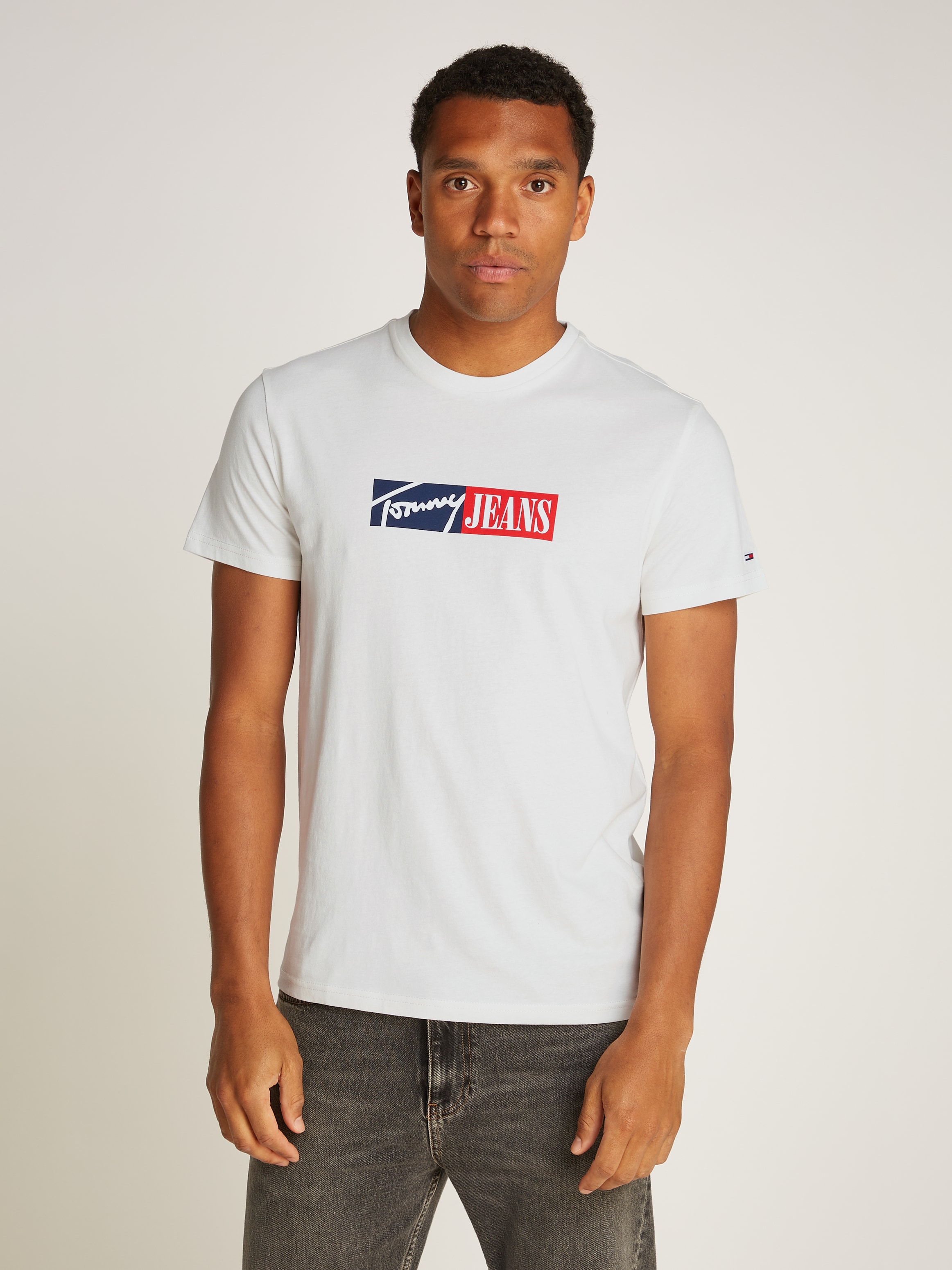 Image of Tommy Jeans T-Shirt "TJM SLIM ENTRY GRAPHIC TEE EXT" mit Logo auf der Brust
