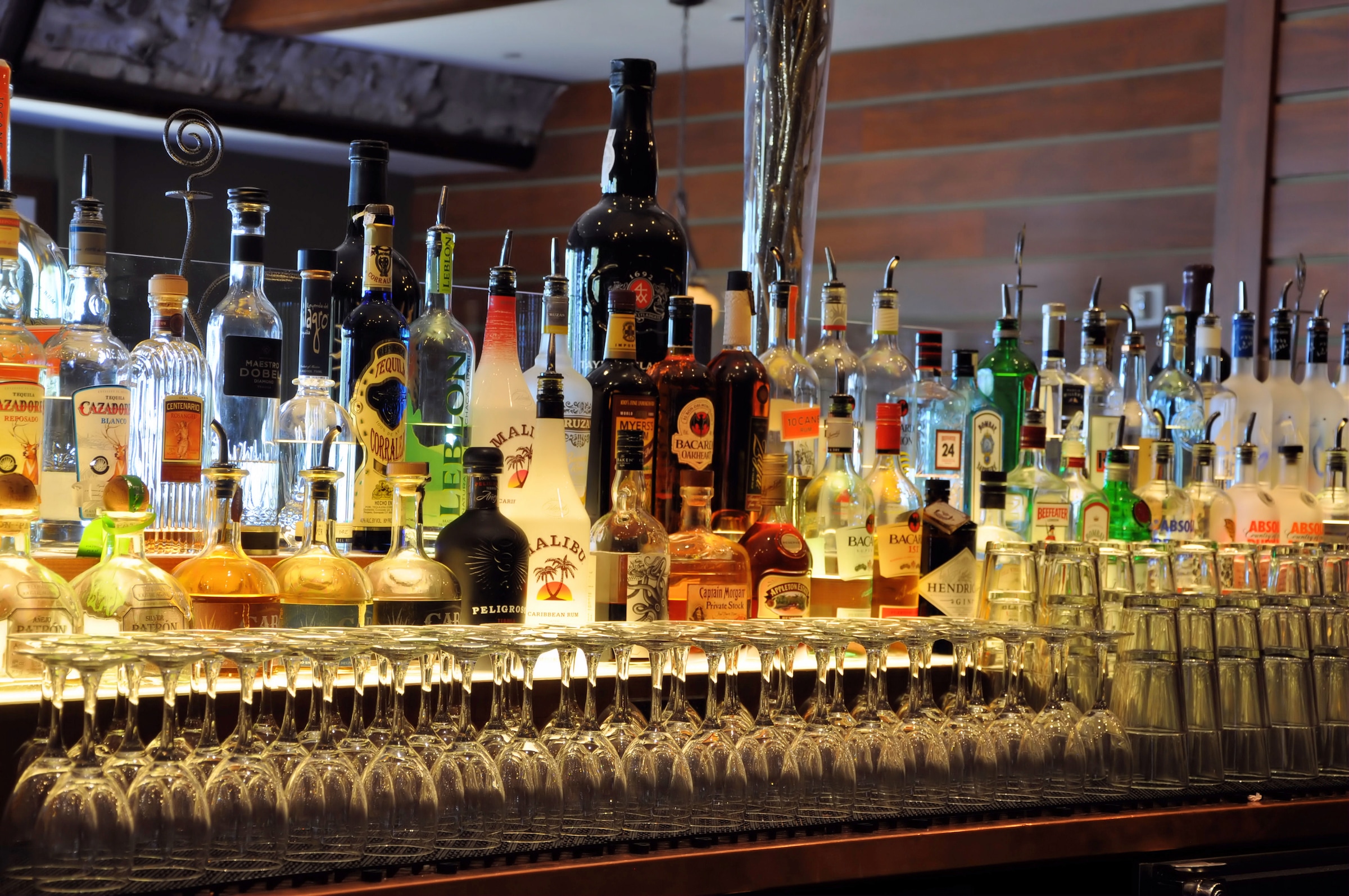 Image of Papermoon Fototapete "BAR-NEW YORK CITY BISTRO WEINFLASCHEN VINTAGE PUB DEKO"