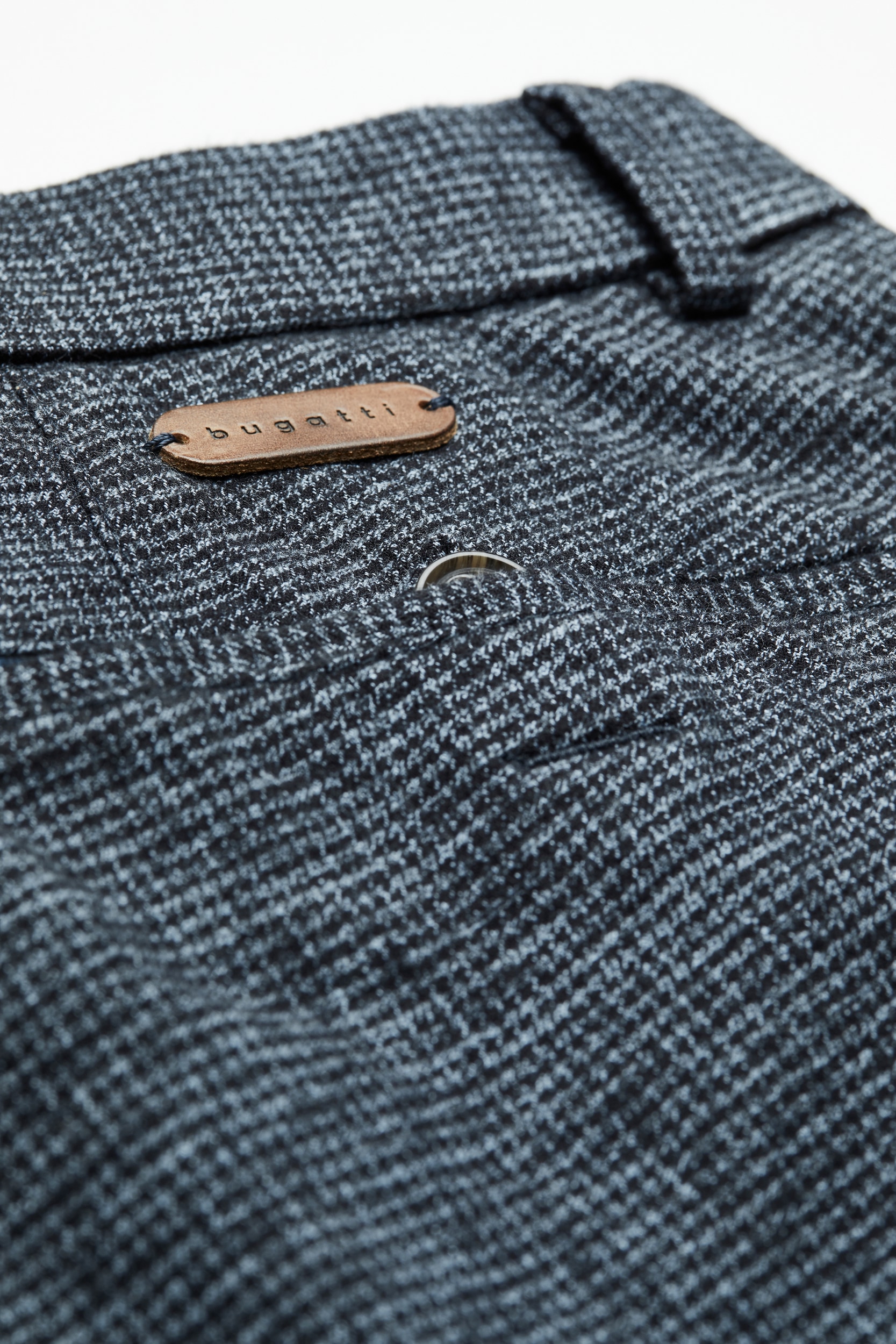 bugatti Chinohose, in einem angenehmen Modern Fit