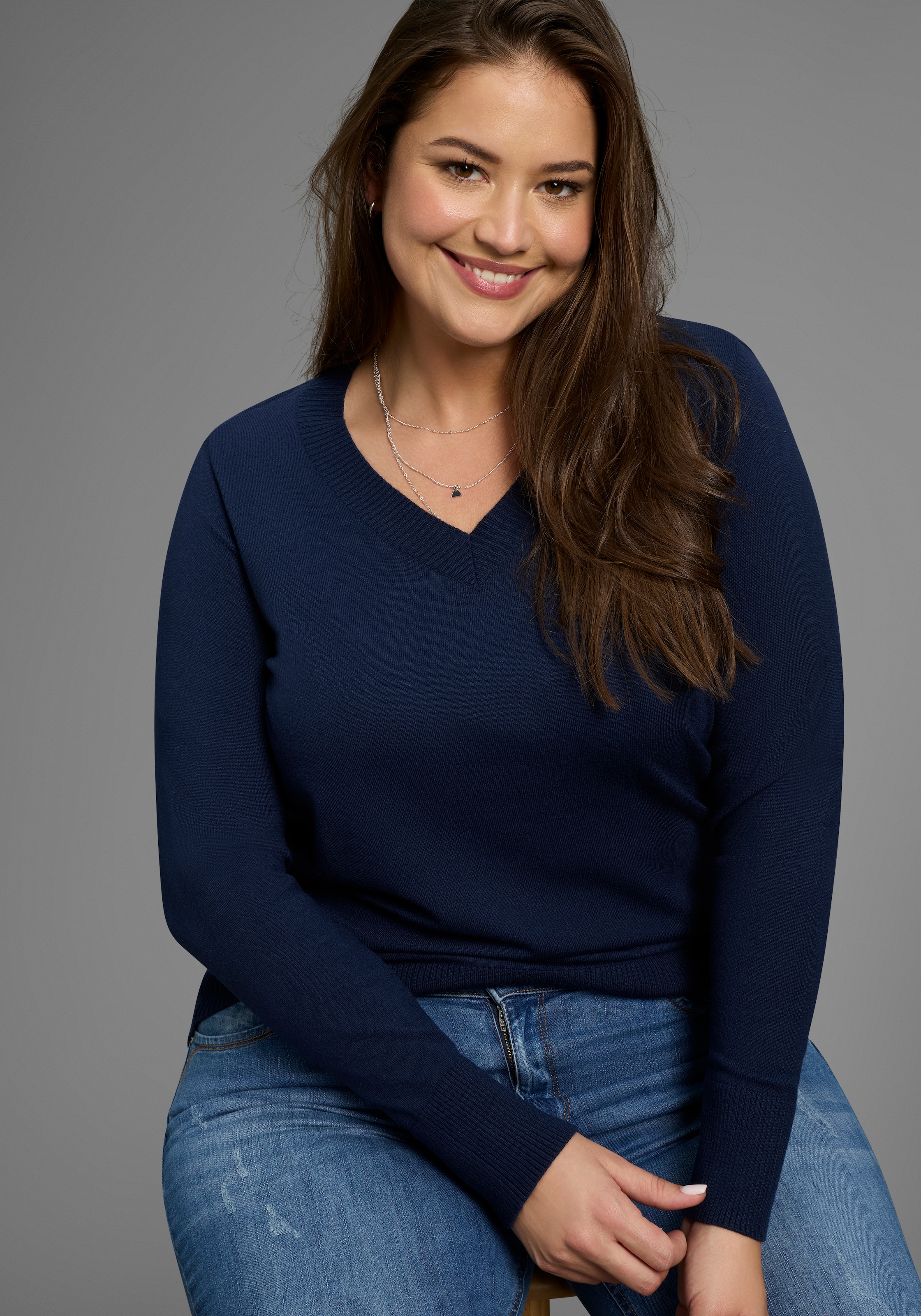 Image of Laura Scott CURVE Strickpullover "Grosse Grössen" figurumspielend, mit V-Ausschnitt