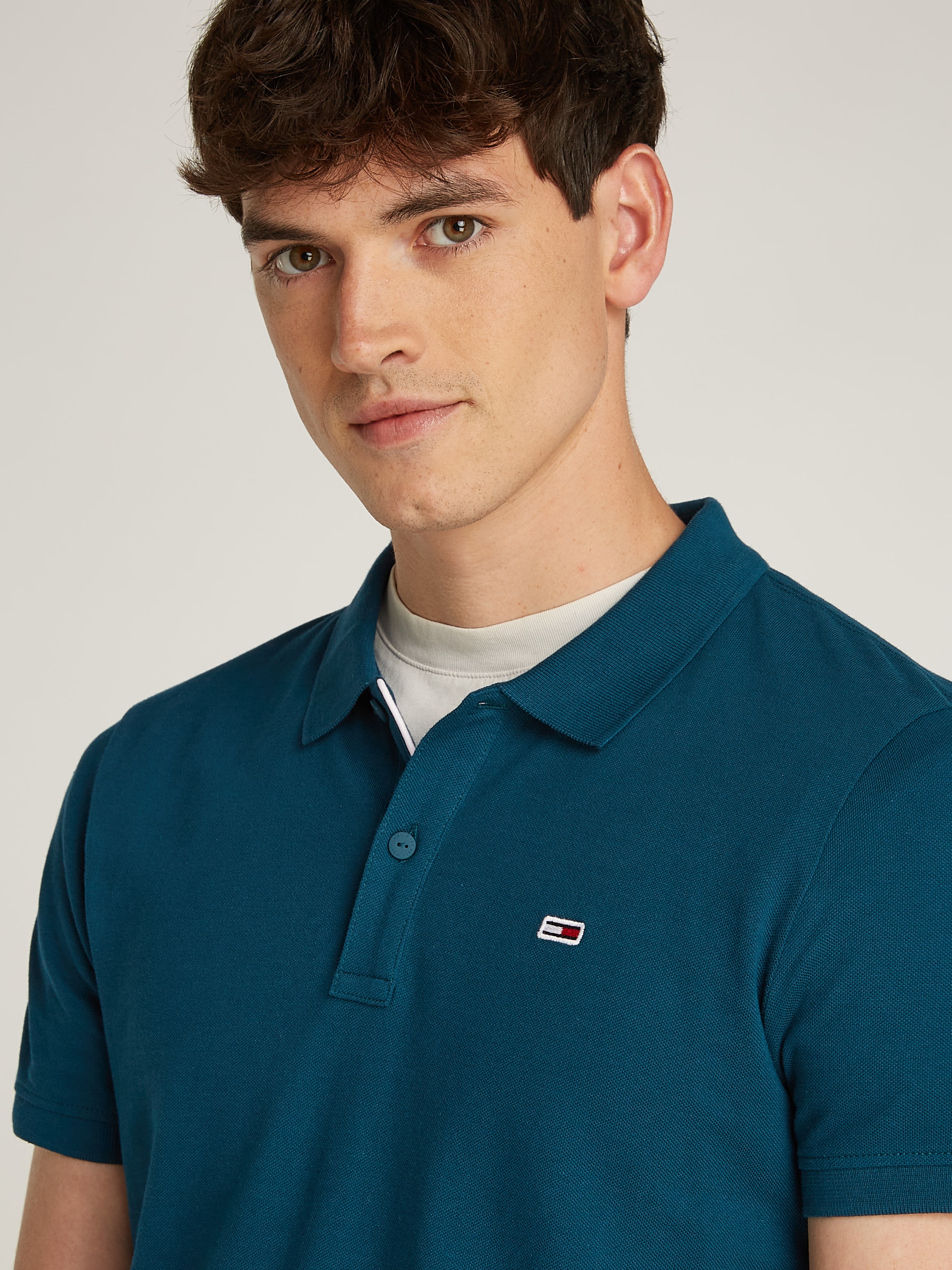 Tommy Jeans Plus Poloshirt »TJM SLIM PLACKET POLO EXT«, Grosse Grössen mit Logostickerei