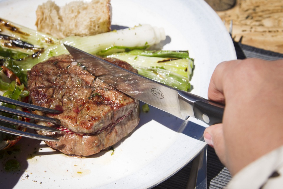 RÖSLE Steakbesteck Set mit 2 Steakmessern und 2 Steakgabeln, inkl. praktischer Holzbox