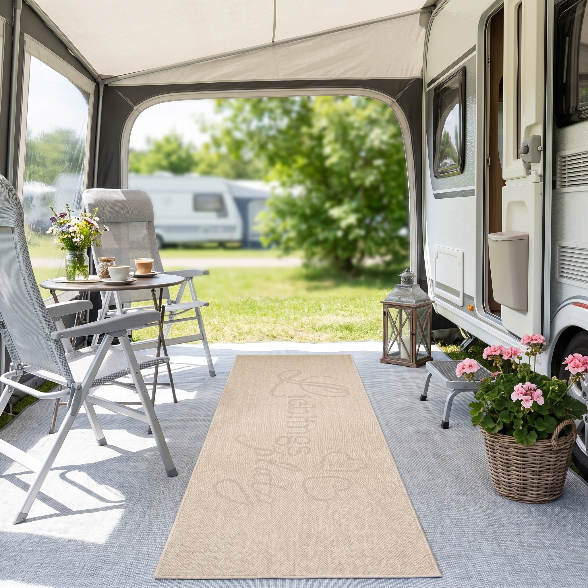 GOODproduct Läufer »Lieblingsplatz, mit Schriftzug, In- und Outdoor geeignet« rechteckig 5 mm Höhe Wetterfest, UV-beständig, Küchenläufer, Camping, Balkon
