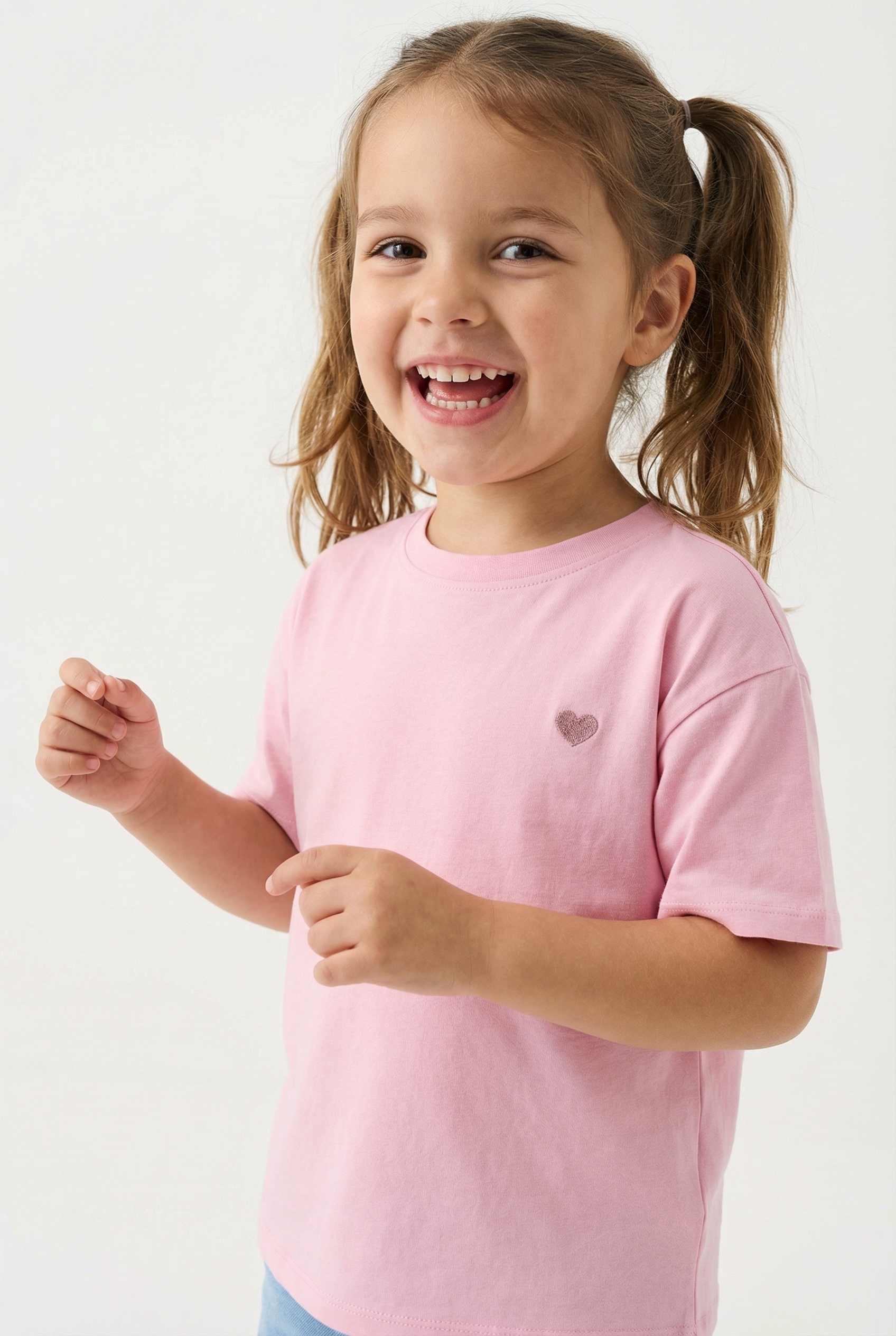 Image of KIDS ONLY Kurzarmshirt "KOGMAIKEN LIFE CROPHEART SS TOP JRS NOOS" mit kleinem Herzchenmotiv auf der Brust