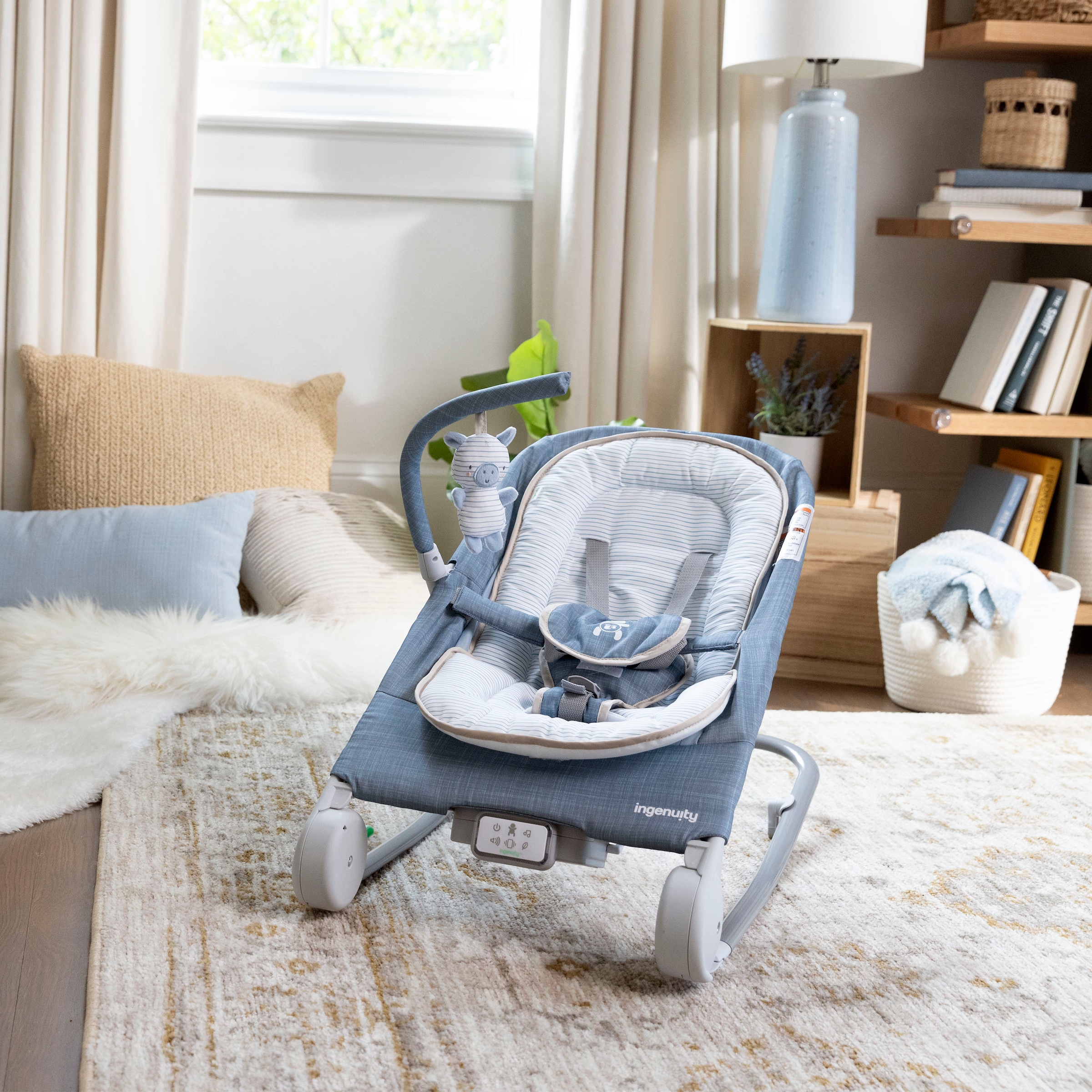 ingenuity Babywippe »Happy Belly™ Rock-to-Bounce Massage Seat - Chambray« bis 9 kg mit Melodien und Geräuschen