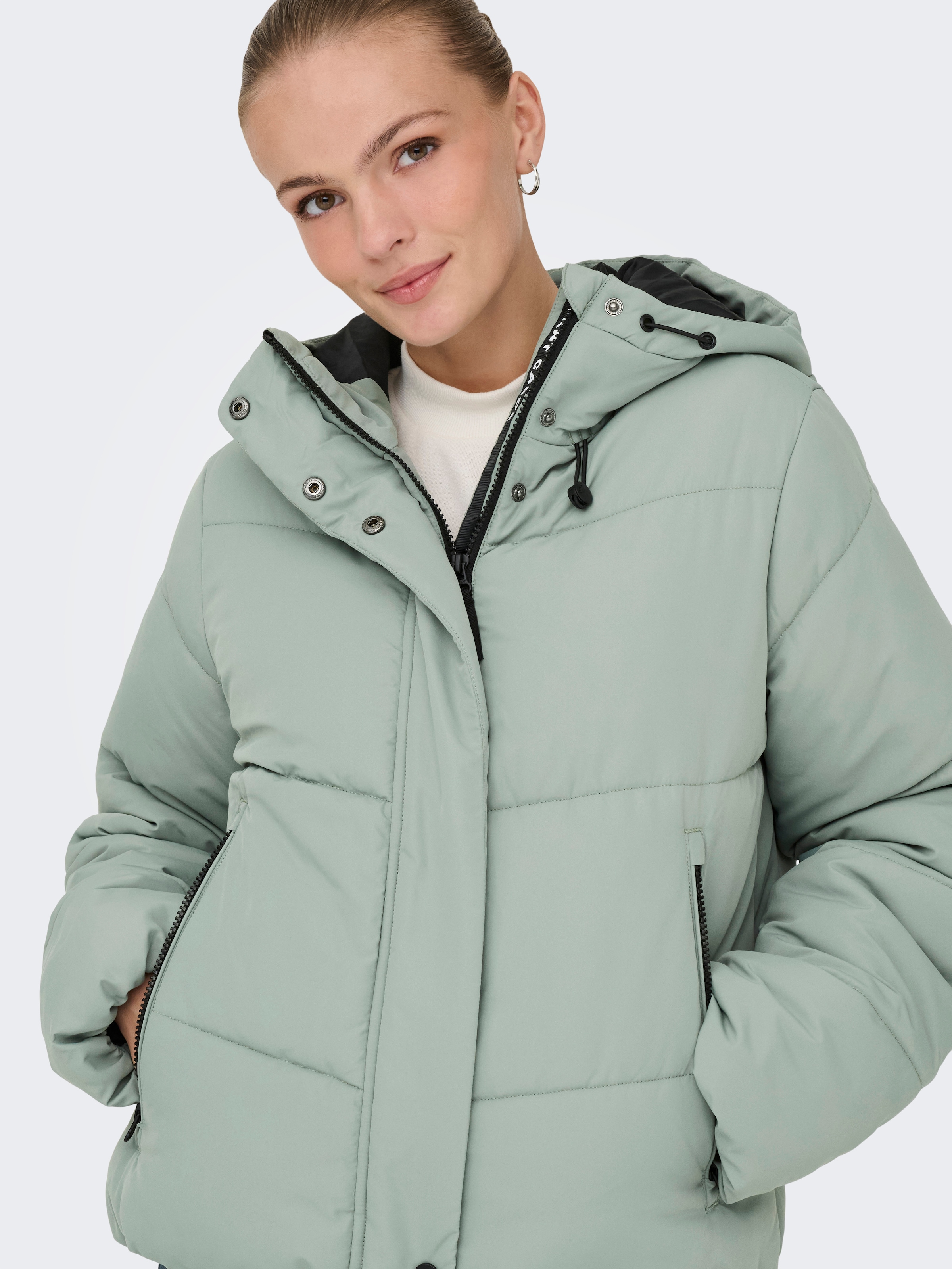 ONLY Veste matelassée »ONLMAGGI LIFE SHORT PUFFER CC OTW« mit Kapuze Kunstfaser,