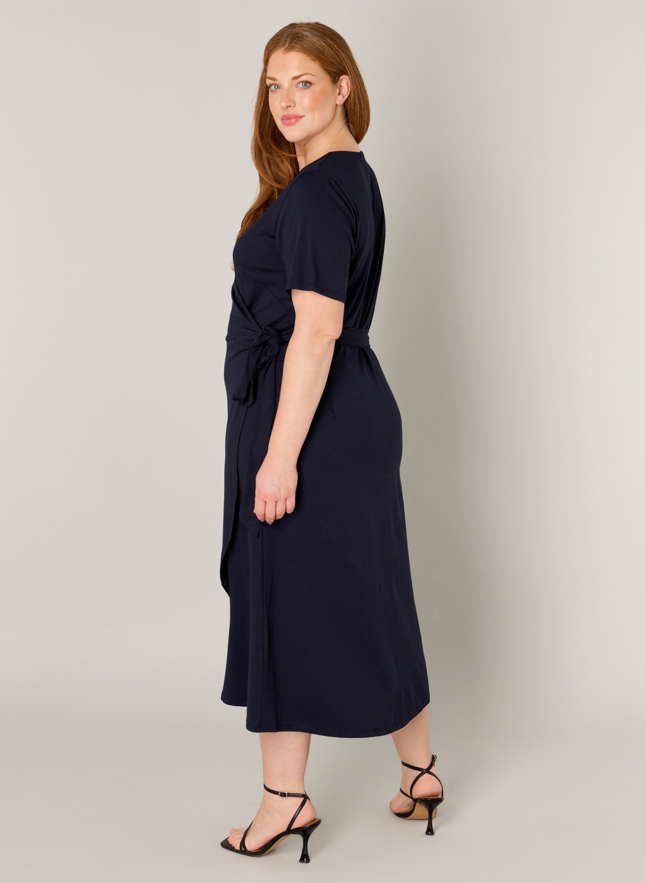 Base Level Curvy Wickelkleid »Abbie«, Weich fliessende Viskose-Mischqualität