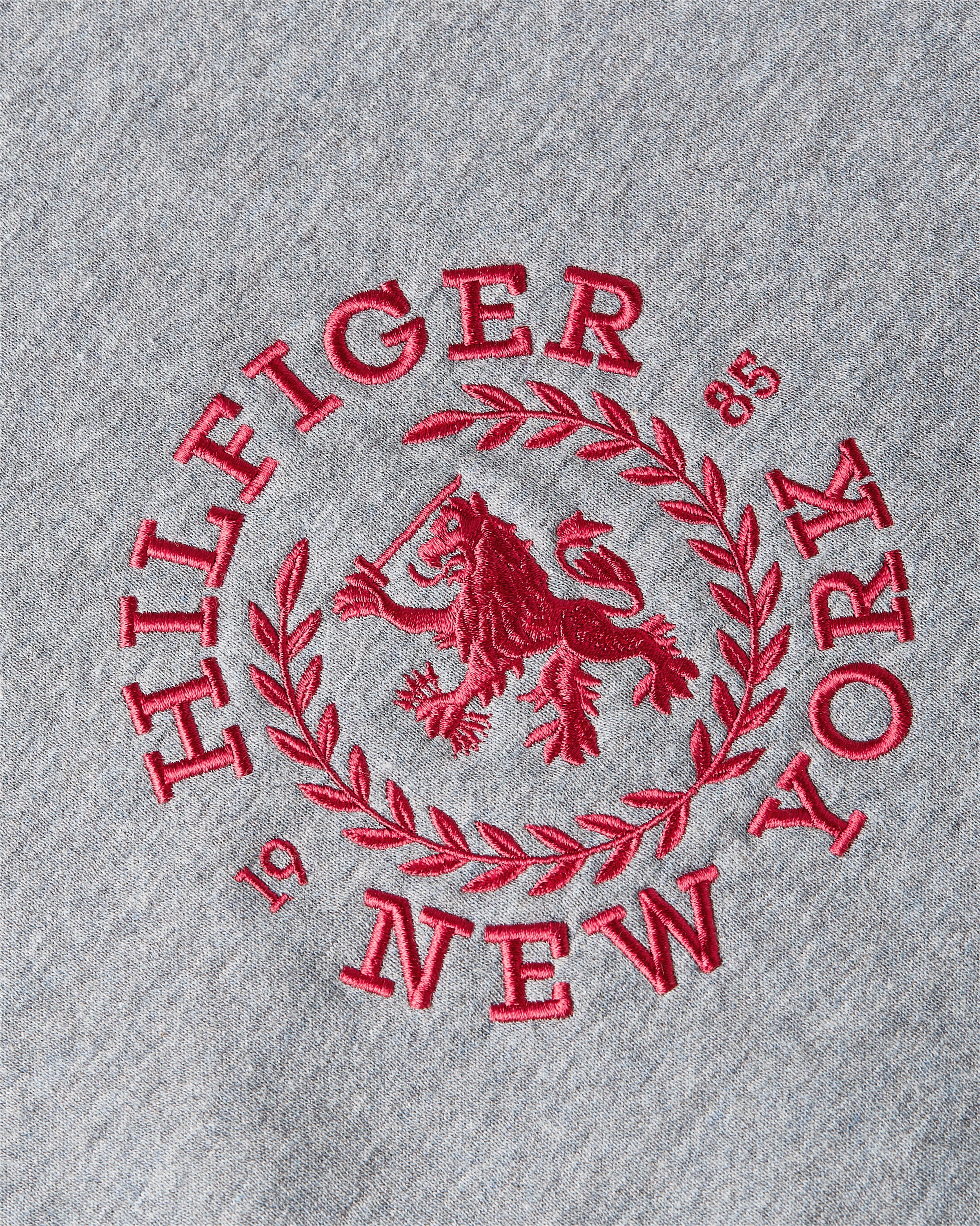 Tommy Hilfiger Sweatshirt »SMALL CREST CREWNECK«, mit Logo-Stickerei auf der Brust
