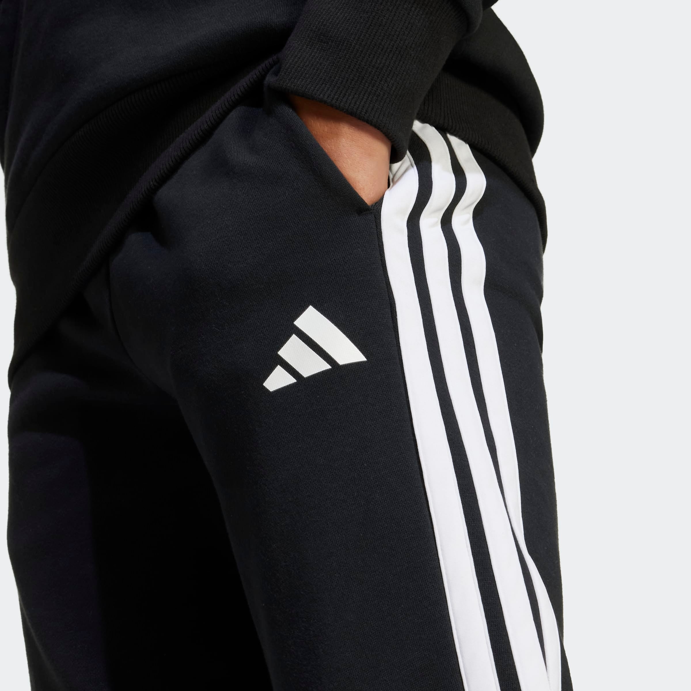adidas Sportswear Pantalon de sport »SEASONAL ESSENTIALS TIBERIO 3-STREIFEN KIDS«  pour enfants, avec élastique, en coton et polyester