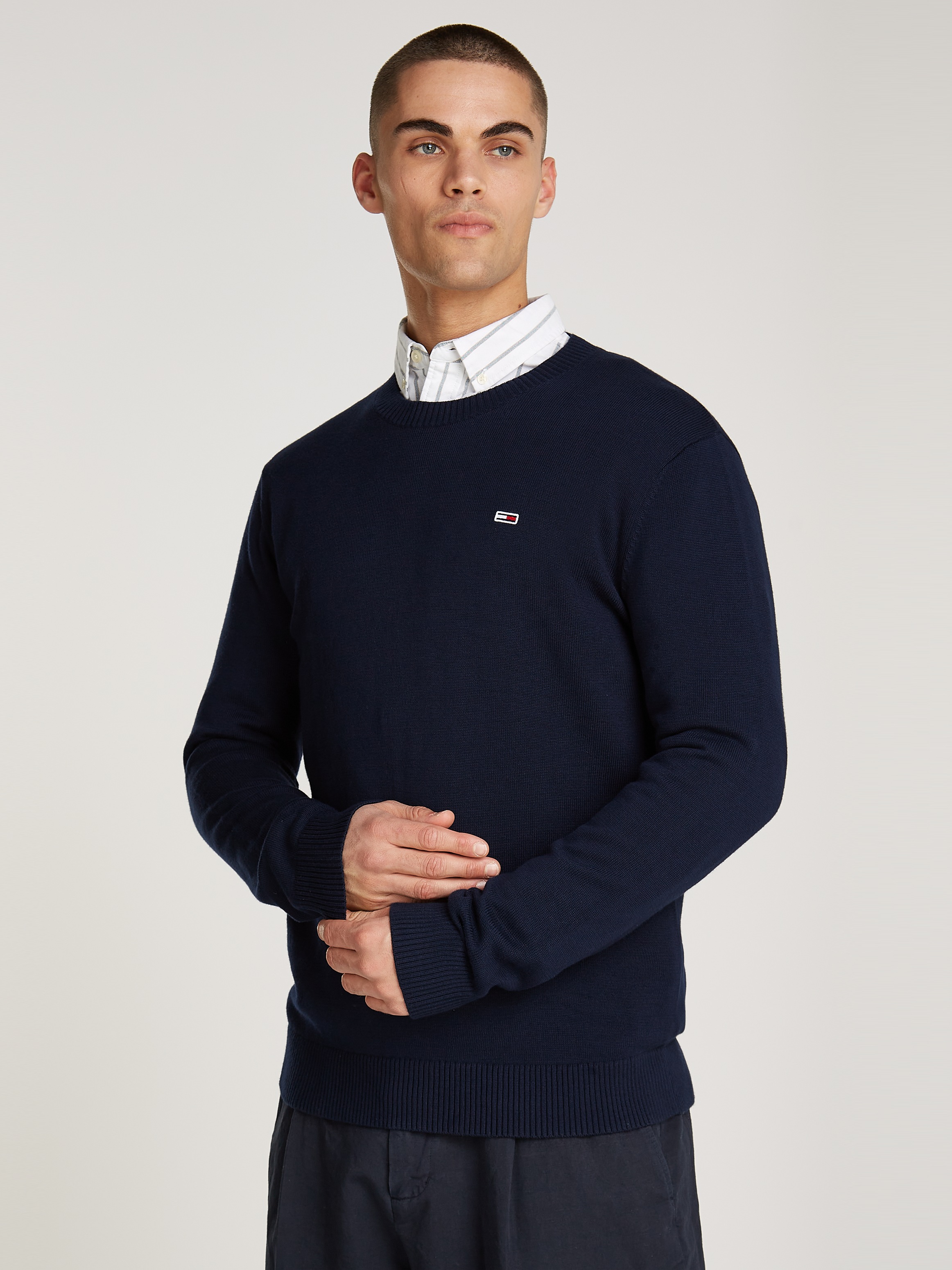 Tommy Jeans Rundhalspullover »TJM SLIM ESSENTIAL LIGHT SWEATER«, mit Flag-Patch