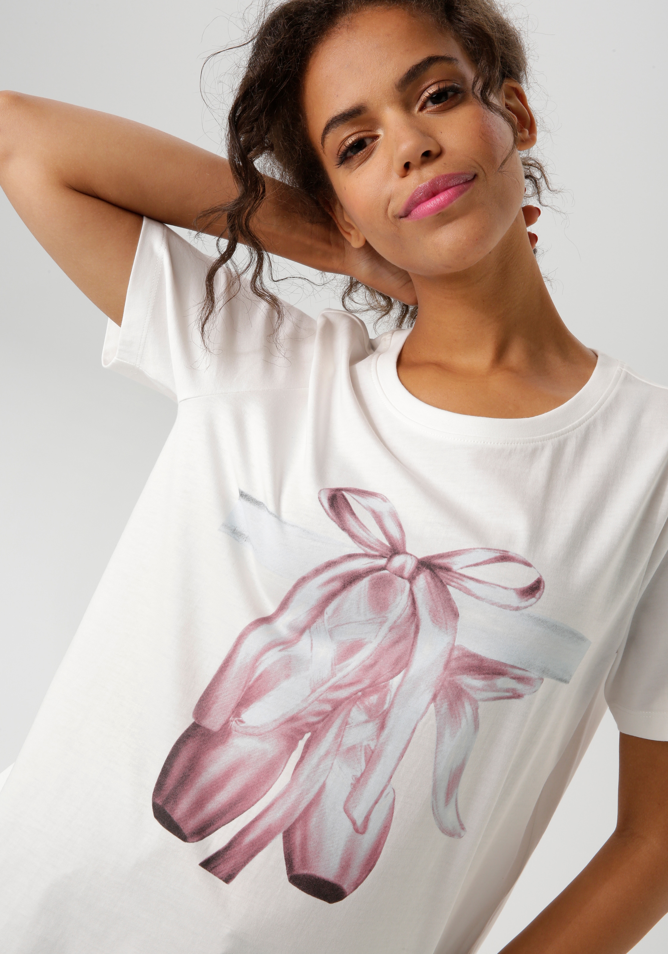 Aniston CASUAL T-Shirt, mit Ballettschuhen verziertem Frontdruck