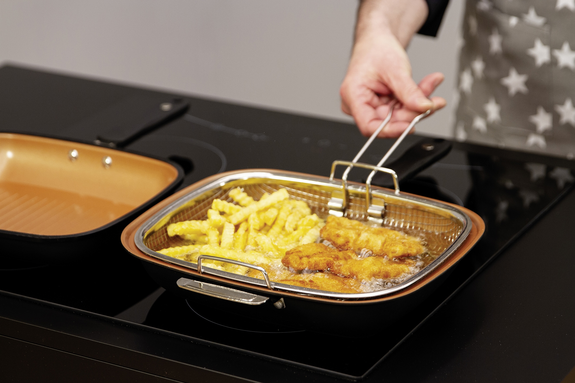 LIVINGTON Bratpfanne »Black Doubletta Deluxe«, Aluminium, (1 tlg.), 2-in1 Wendepfanne mit Frittier-Korb-Einsatz und Glasdeckel, Induktion