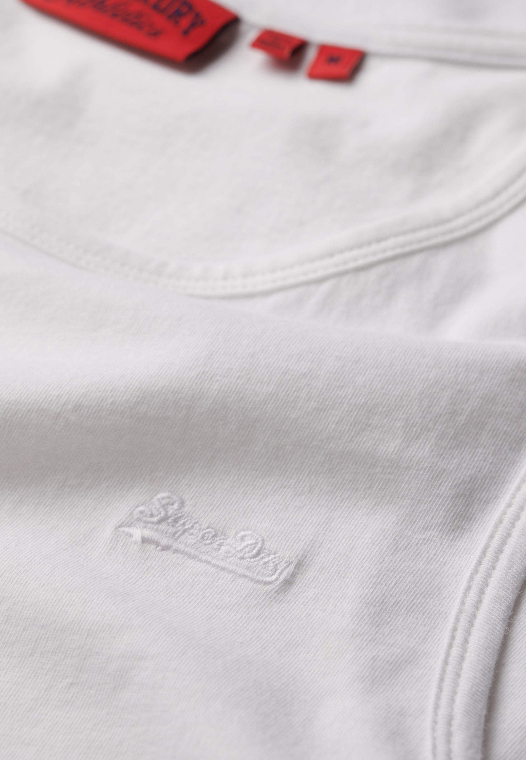 Superdry Tanktop »ESSENTIAL LOGO VEST UB« mit Markenlabel, aus Baumwolle und Single Jersey, Slim Fit, ärmellos