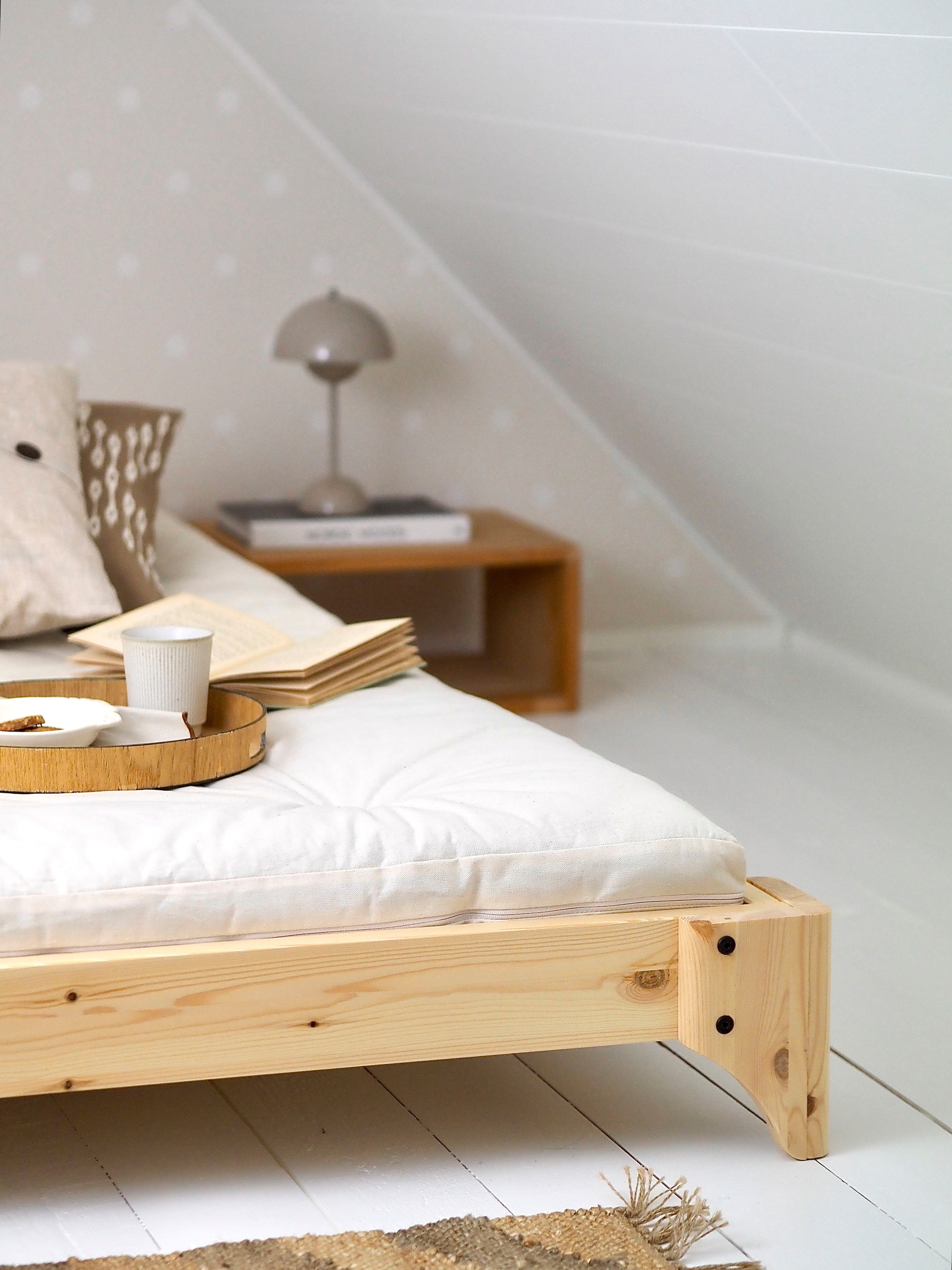 Karup Design Lit futon »Elan Bettgestell, massiv Kiefernholz, minimalistisches Scandi Design« comprend sommier à lattes, disponible en différentes largeurs