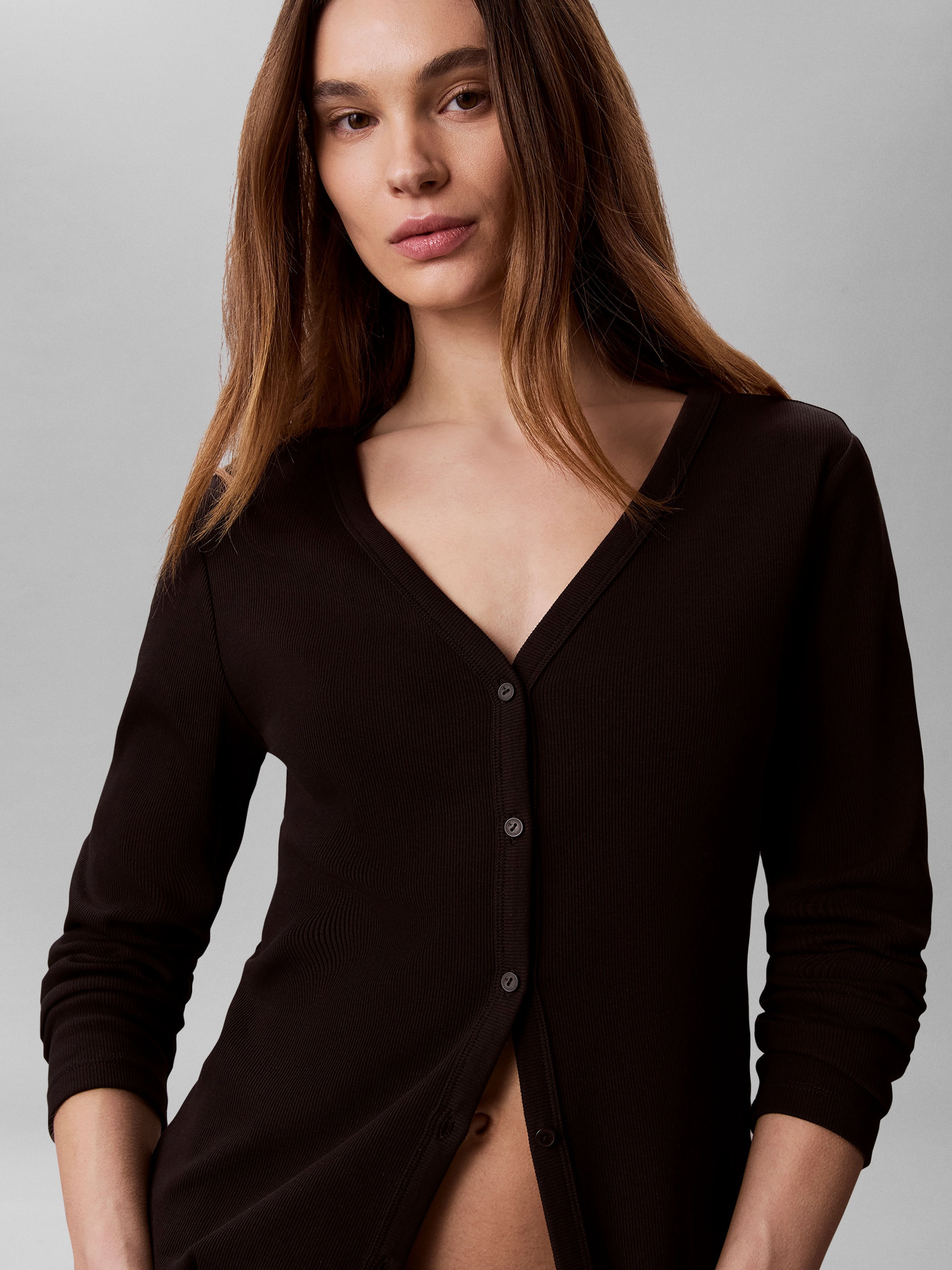 Calvin Klein Jeans Langarmshirt »WOVEN LABEL BABY RIB BUTTON« Figurbetonte Passform mit V-Ausschnitt