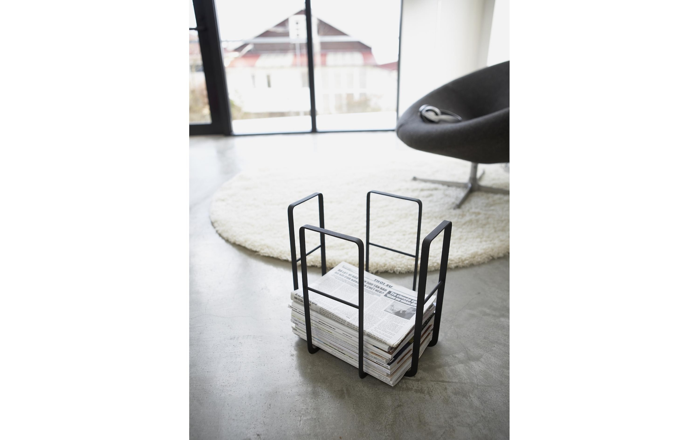 Yamazaki Zeitungsständer »News Rack Tower Schwarz«