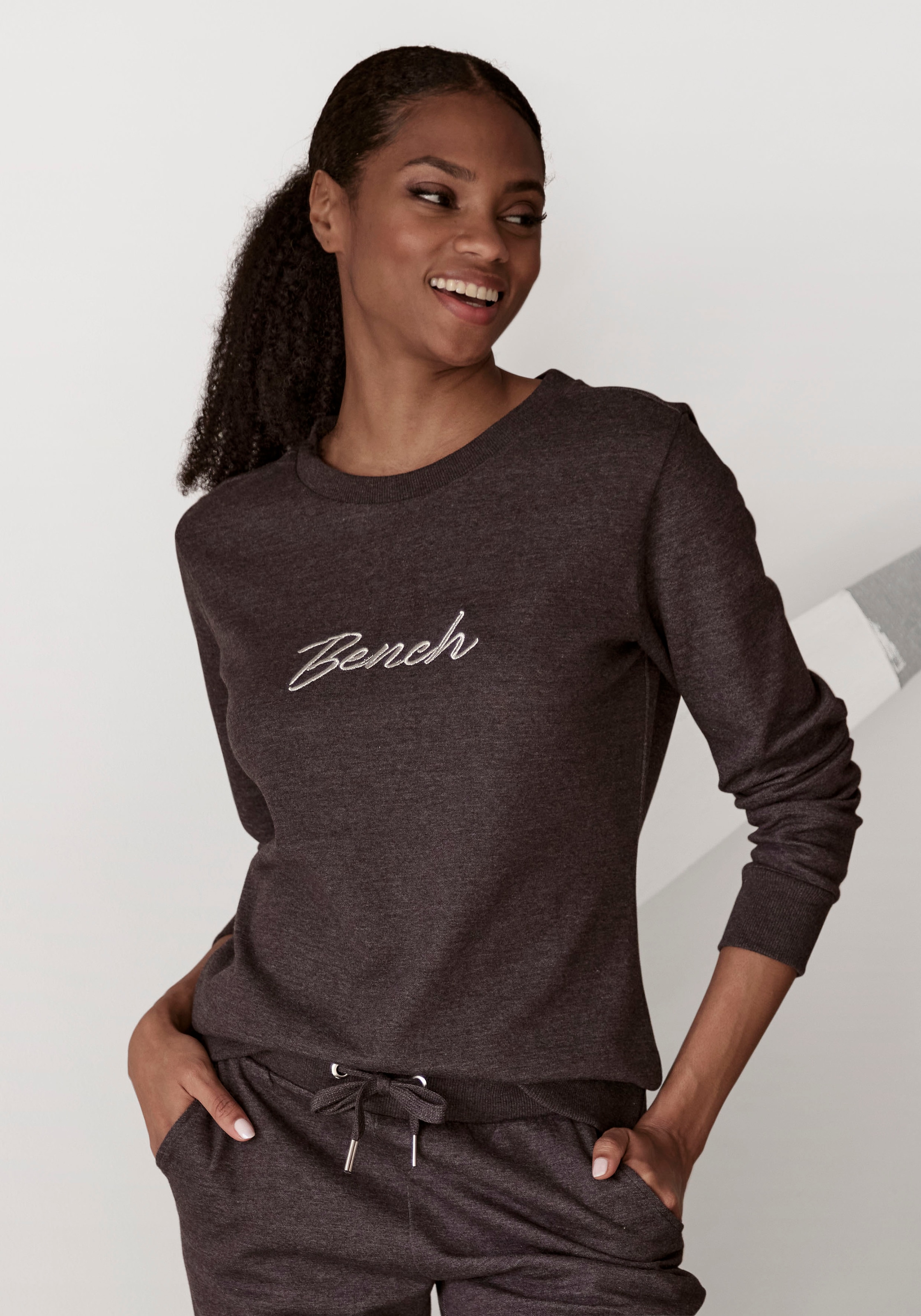 Bench. Loungewear versandkostenfrei mit glänzender Sweatshirt »-Loungeshirt«, auf Logostickerei, Loungeanzug Loungewear