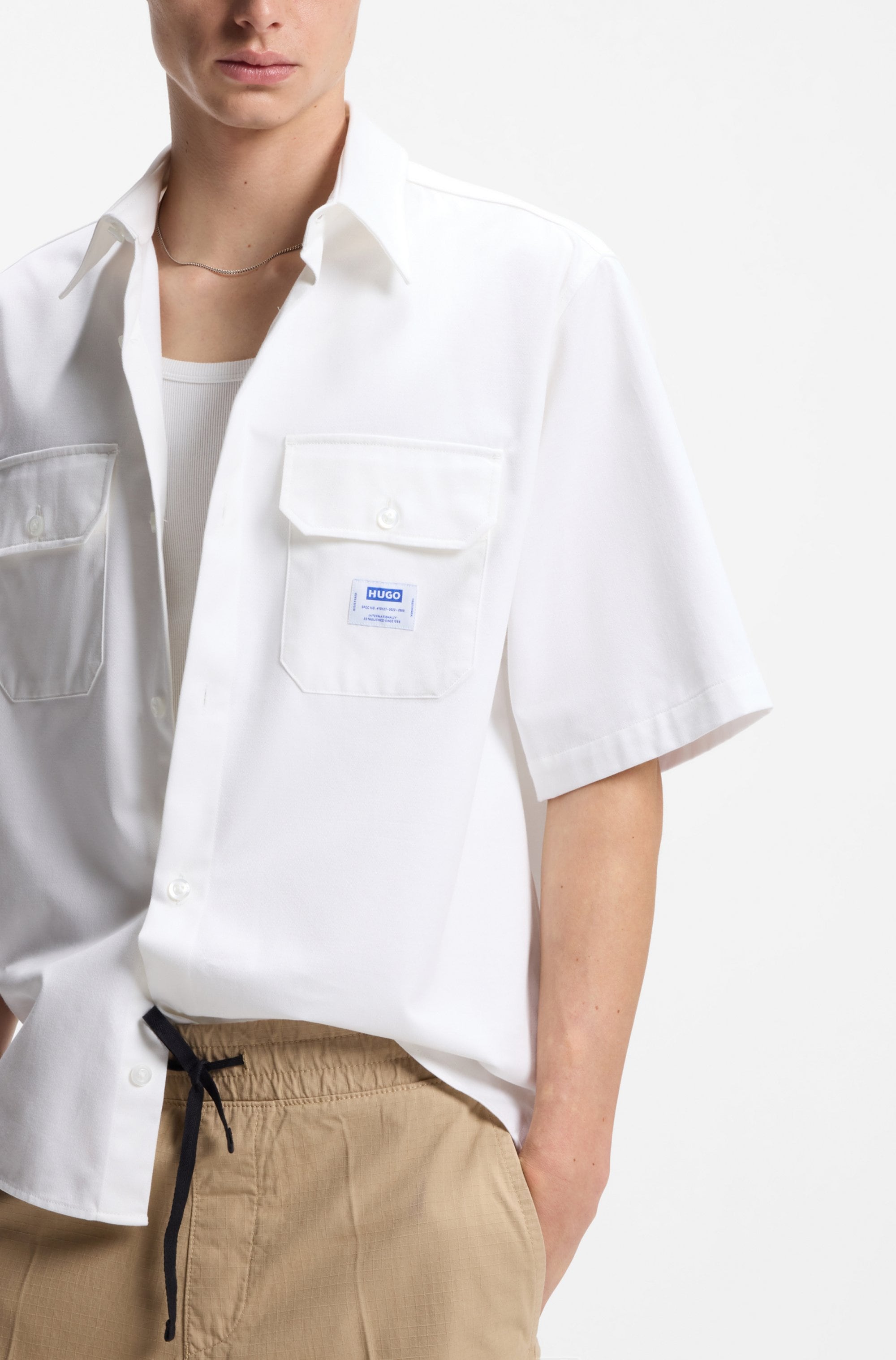 HUGO Chemise à manches courtes »Ekyno« avec écusson logo contrastant sur la poitrine