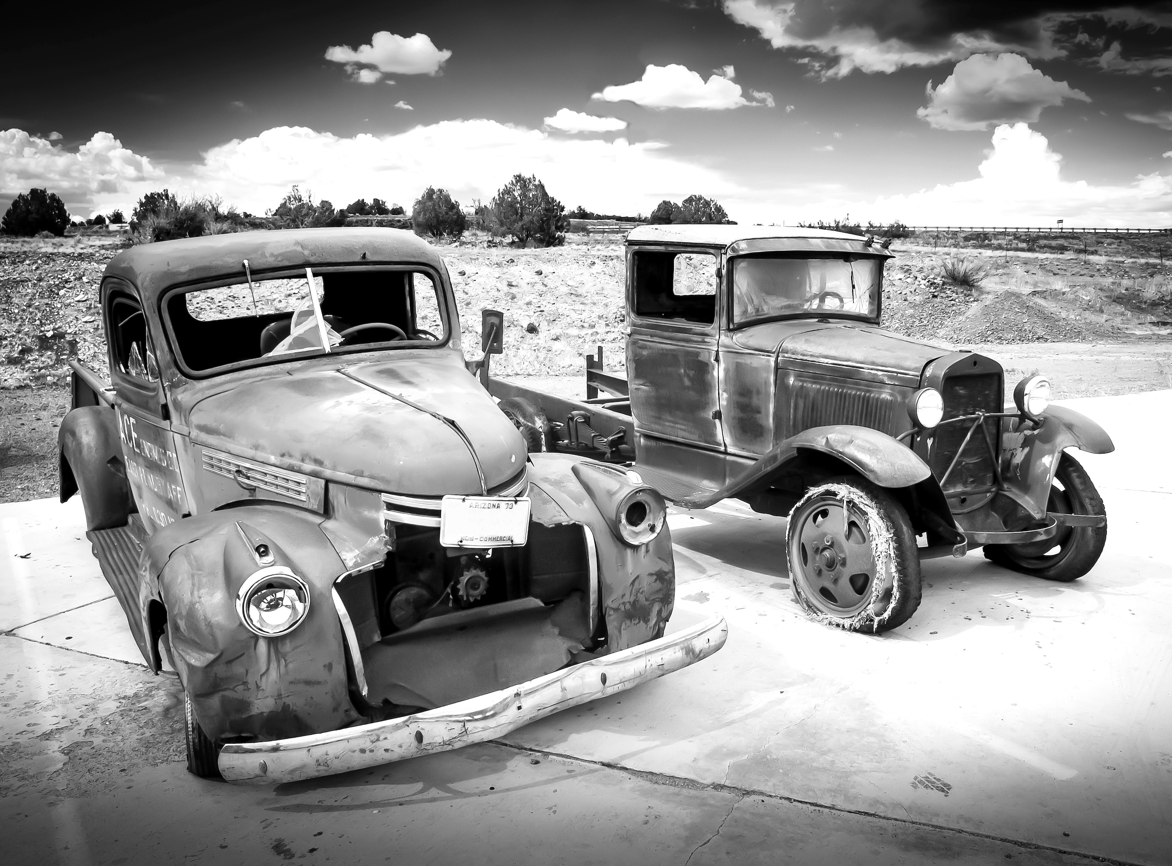 Image of Papermoon Fototapete "Autowracks Schwarz & Weiss"