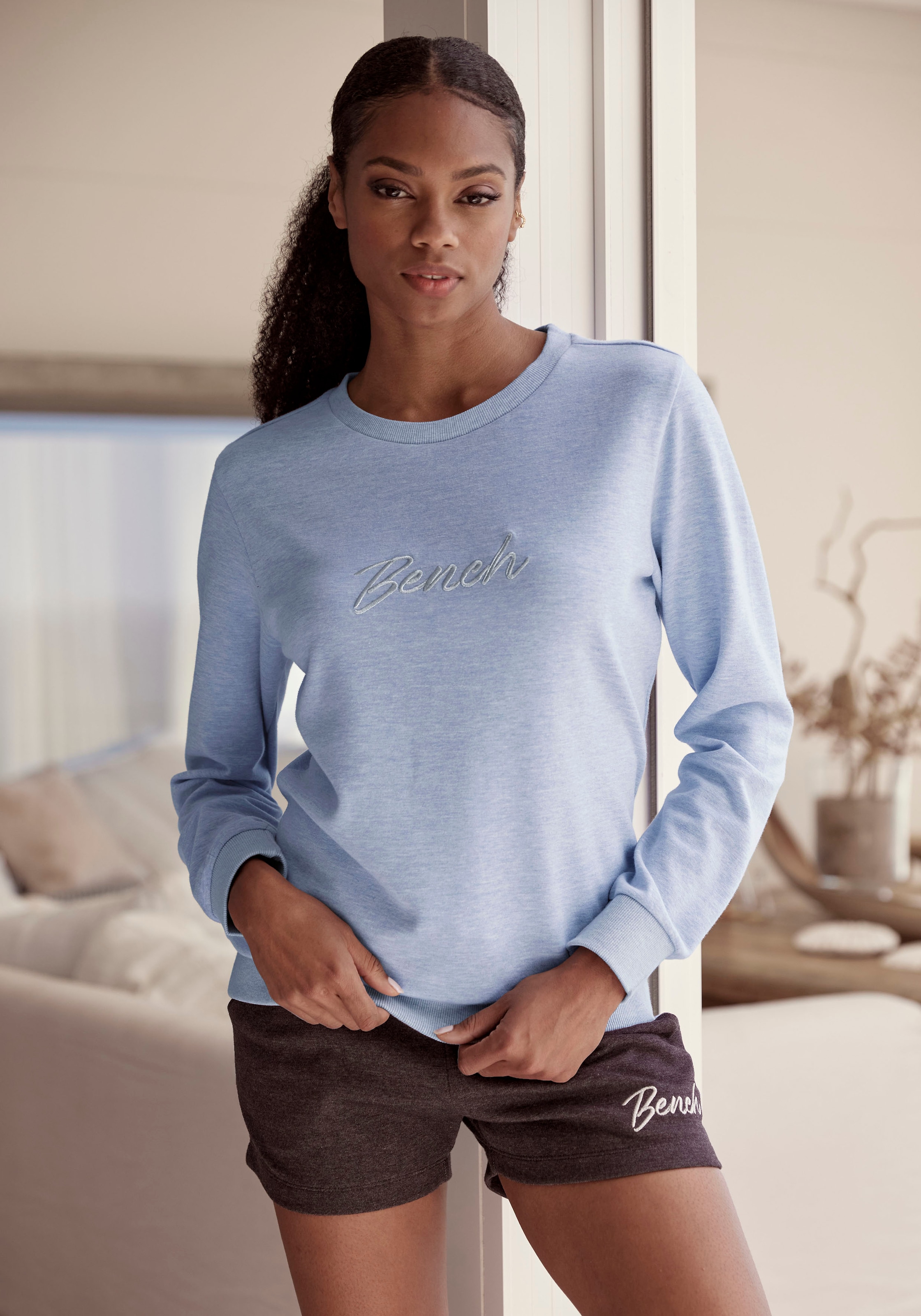 Bench. Loungewear Sweatshirt »-Loungeshirt«, mit glänzender Logostickerei, Loungewear, Loungeanzug