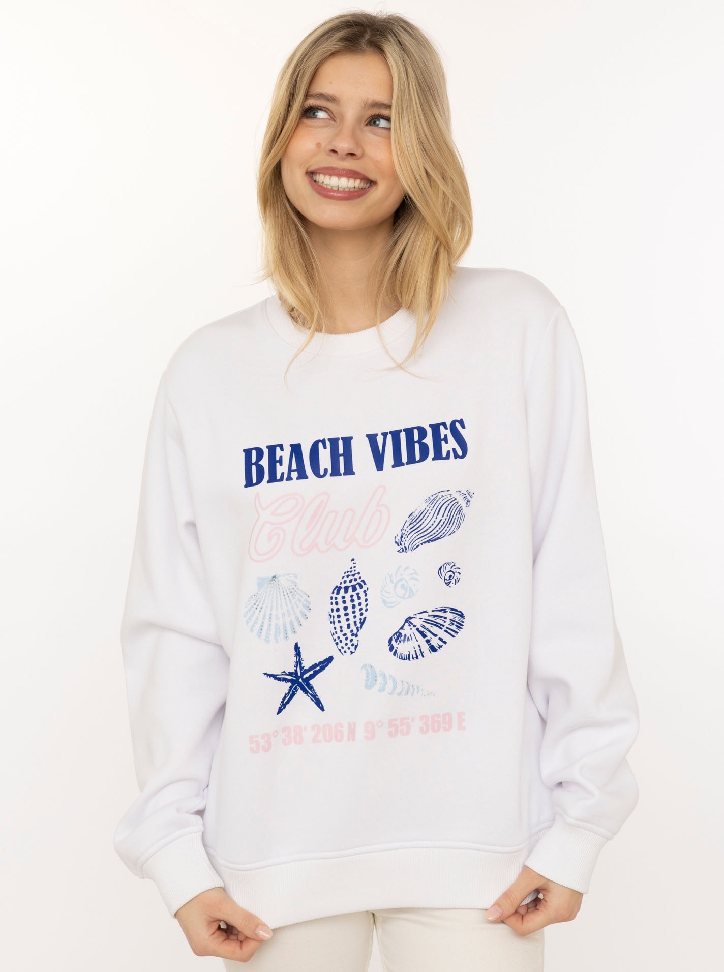 Image of Zwillingsherz Hoodie ""Beach Vibes Club"", Rundhals, Muschel Print, Maritimer Look