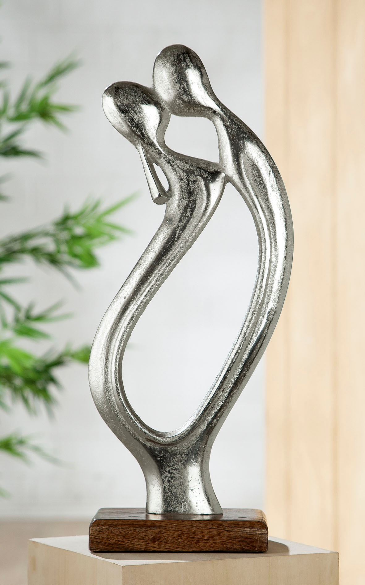 Image of GILDE Dekofigur »Skulptur Figura Der Kuss, silberfarben«, (1 St.), Dekoobjekt, Höhe 43 cm, aus Metall, Sockel aus Holz, Wohnzimmer bei Ackermann Versand Schweiz
