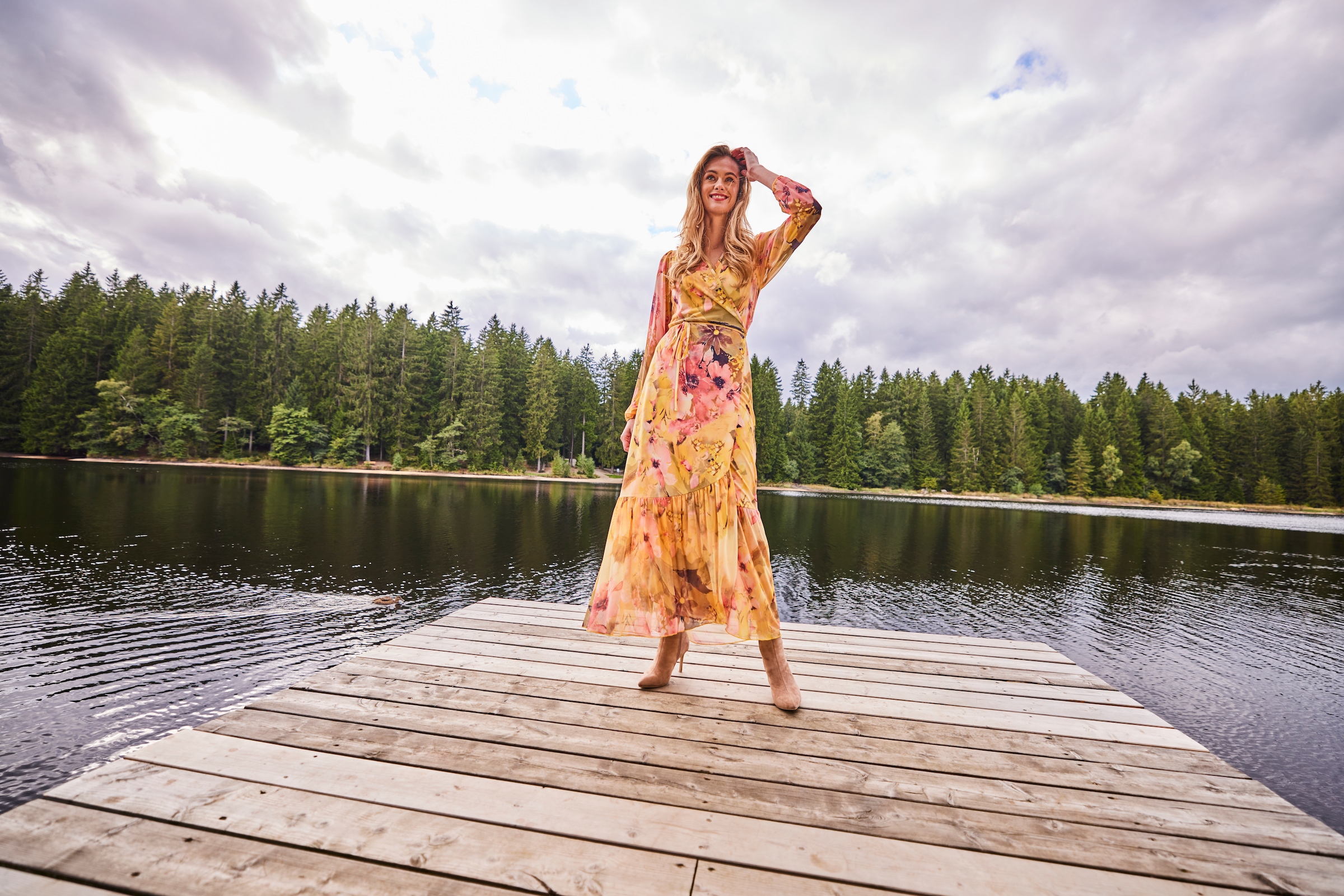 Aniston CASUAL Wickelkleid mit grossflächigen Batikblüten bedruckt - NEUE KOLLEKTION