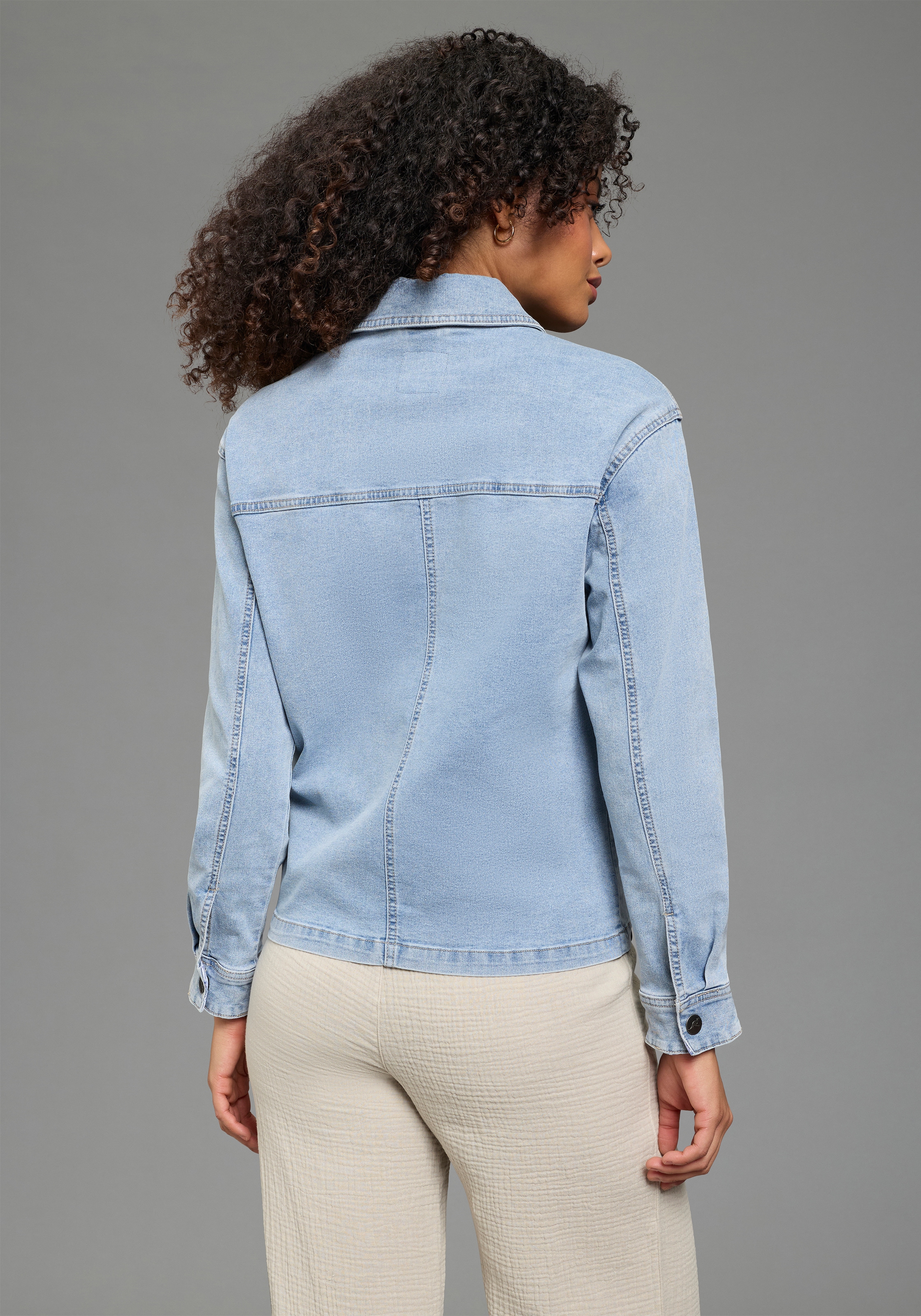 KangaROOS Jeansjacke modischer Stil, normaler Kragen, aufgesetzte Taschen, Comfort Fit