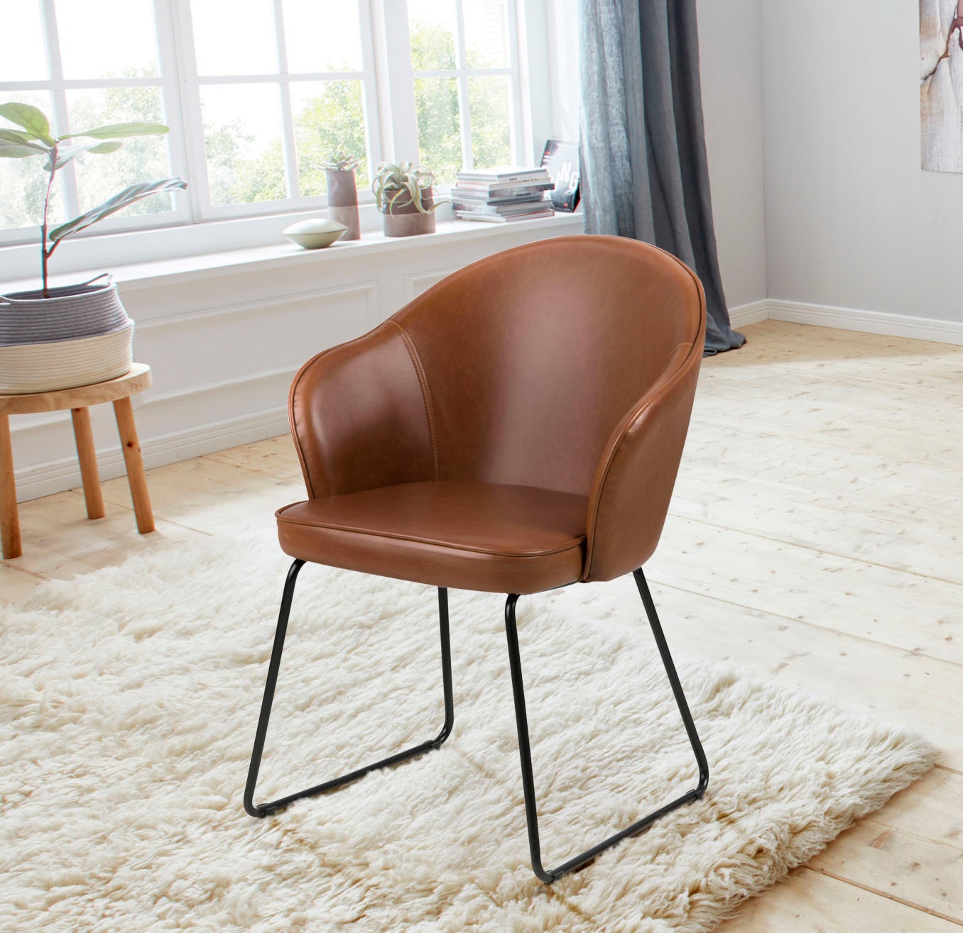 Image of andas Esszimmerstuhl »Minna«, Kunstleder, in zwei verschiedenen Bezugsqualitäten, mit schwarzem schönem Metallgestell, Sitzhöhe 47 cm bei Ackermann Versand Schweiz