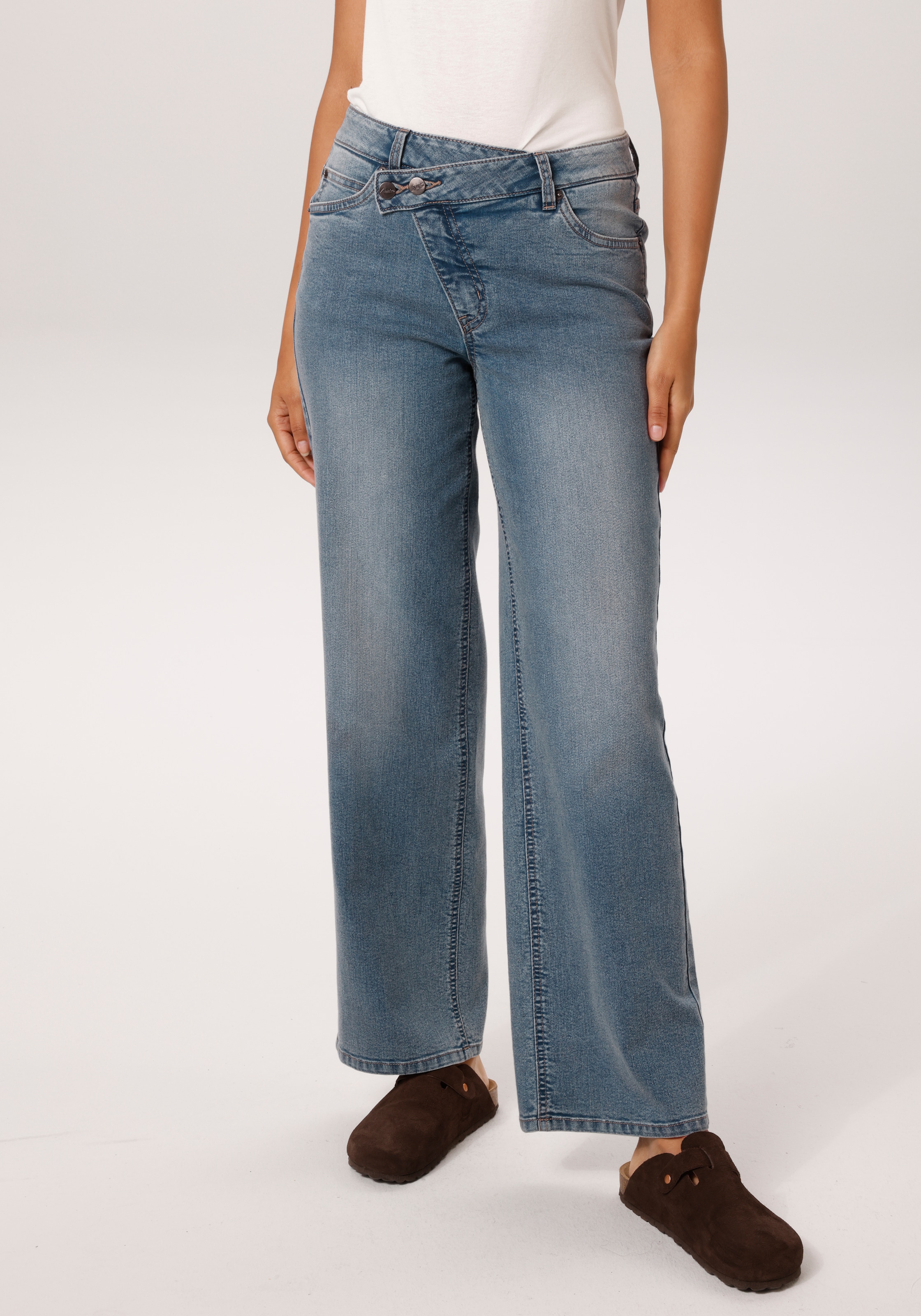 Image of Aniston CASUAL Straight-Jeans mit extravaganten, asymmetrischem Verschluss