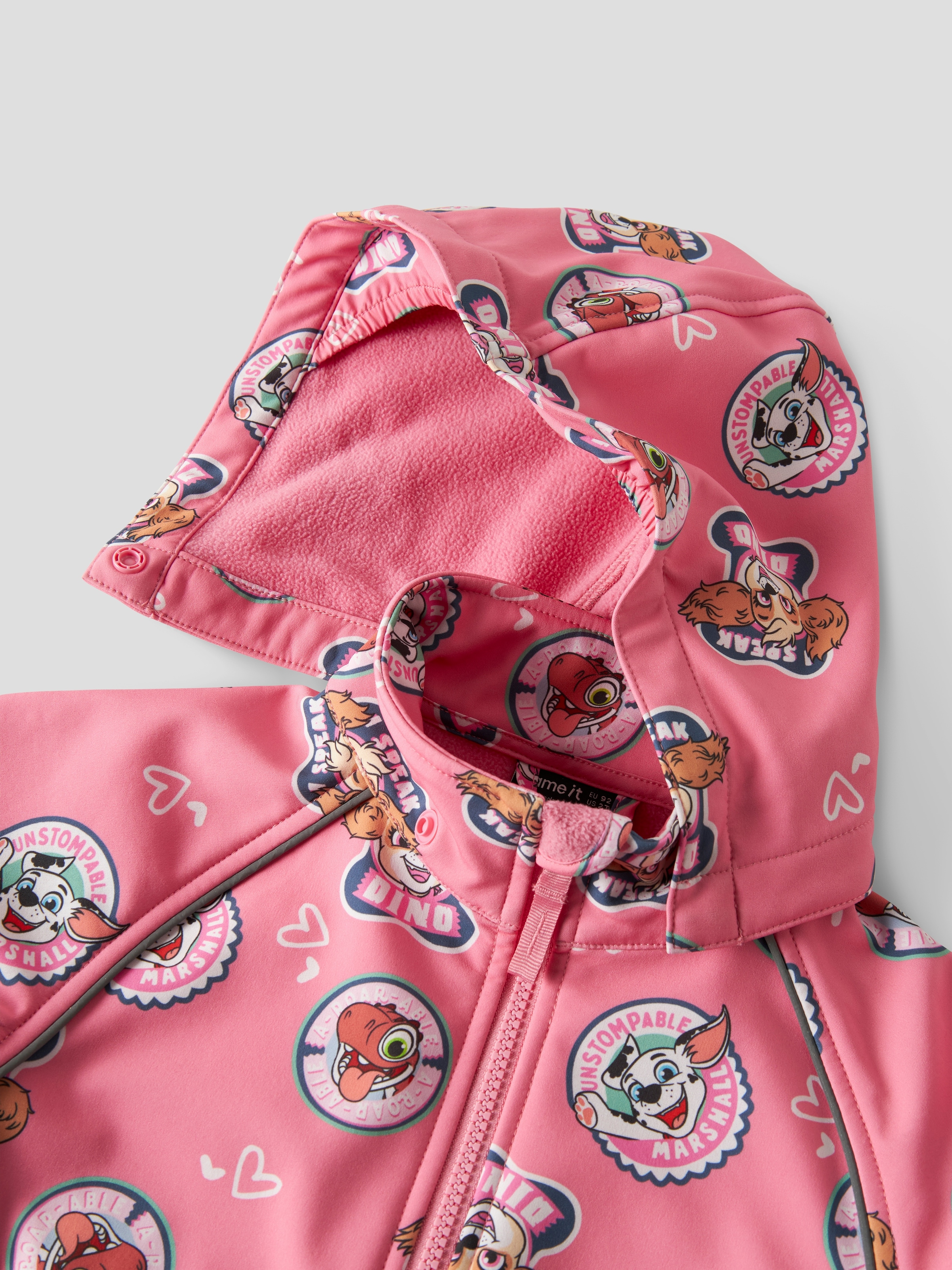 Name It Combinaison softshell »NMFALFA08 PAW SOFTSHELL SUIT NOOS CPLGM« mélange de matériaux avec capuche amovible et détails réfléchissants.