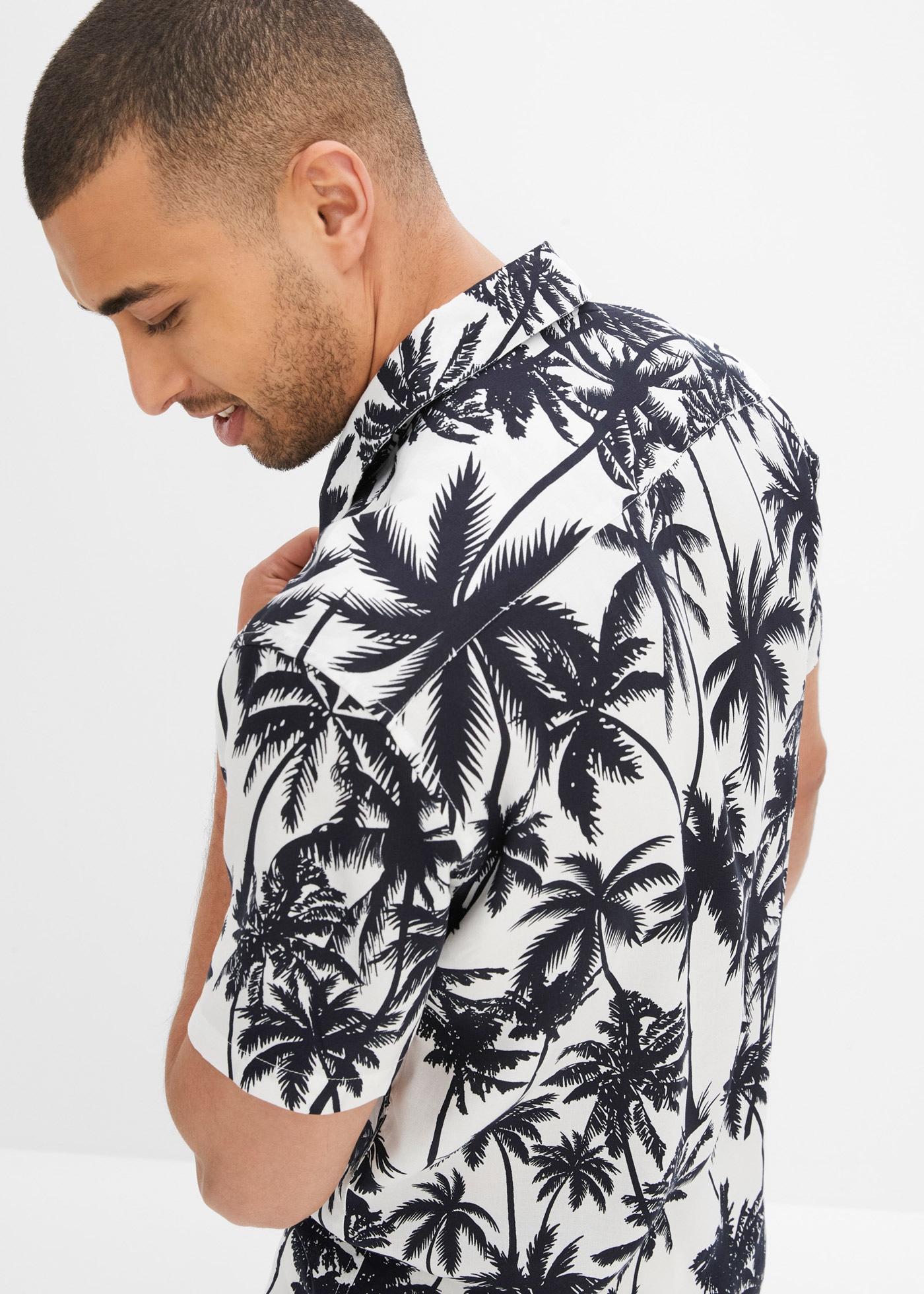 bonprix Chemise à manches courtes »Kurzarmhemd aus Viskose, Slim Fit« schmale Passform, aus Viskose, Allover-Print, bedrucktes Design