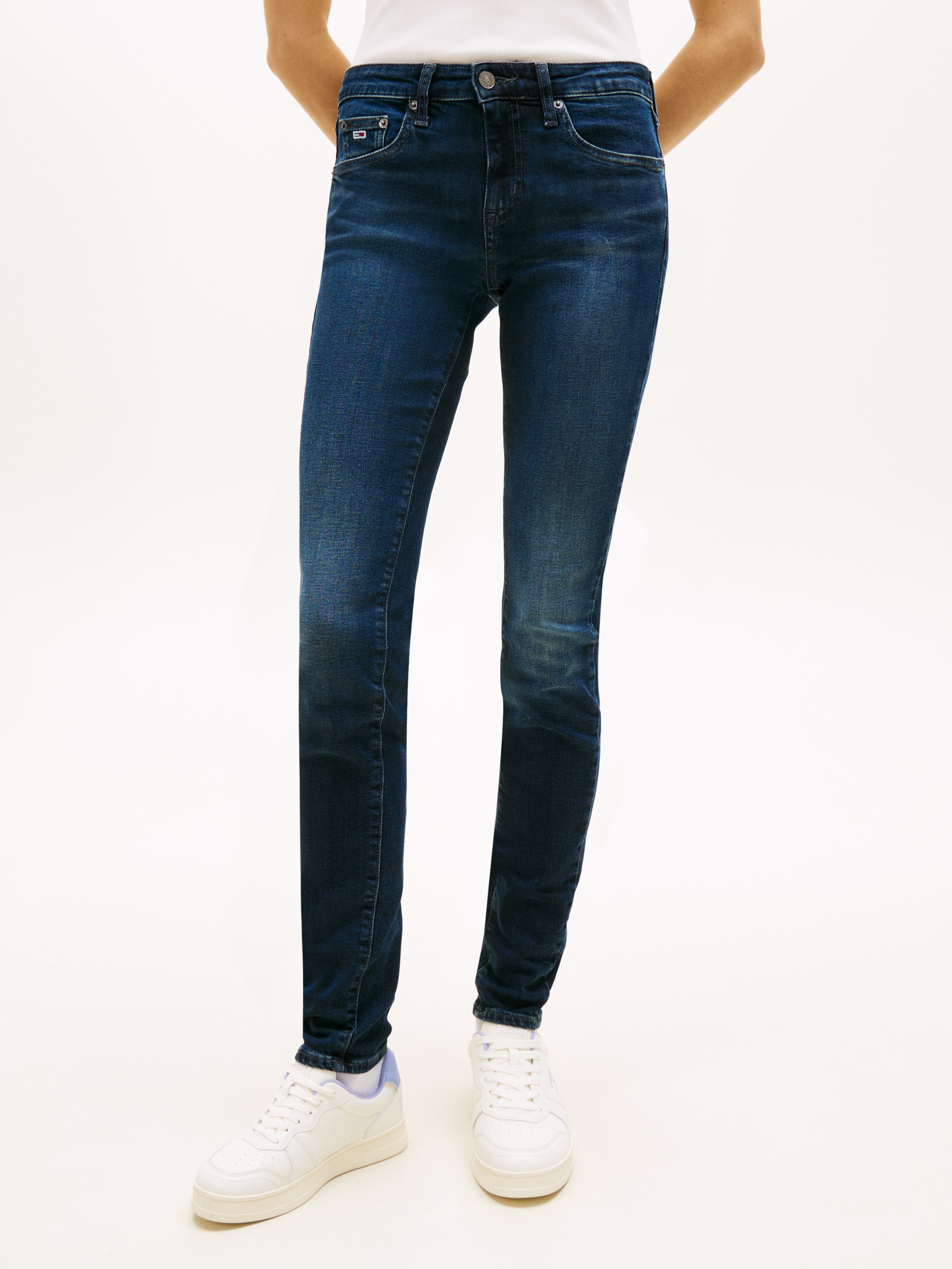 Tommy Jeans Jeans mom »High waist - Mom-Jeans Tapered« avec badge logo, broderie logo