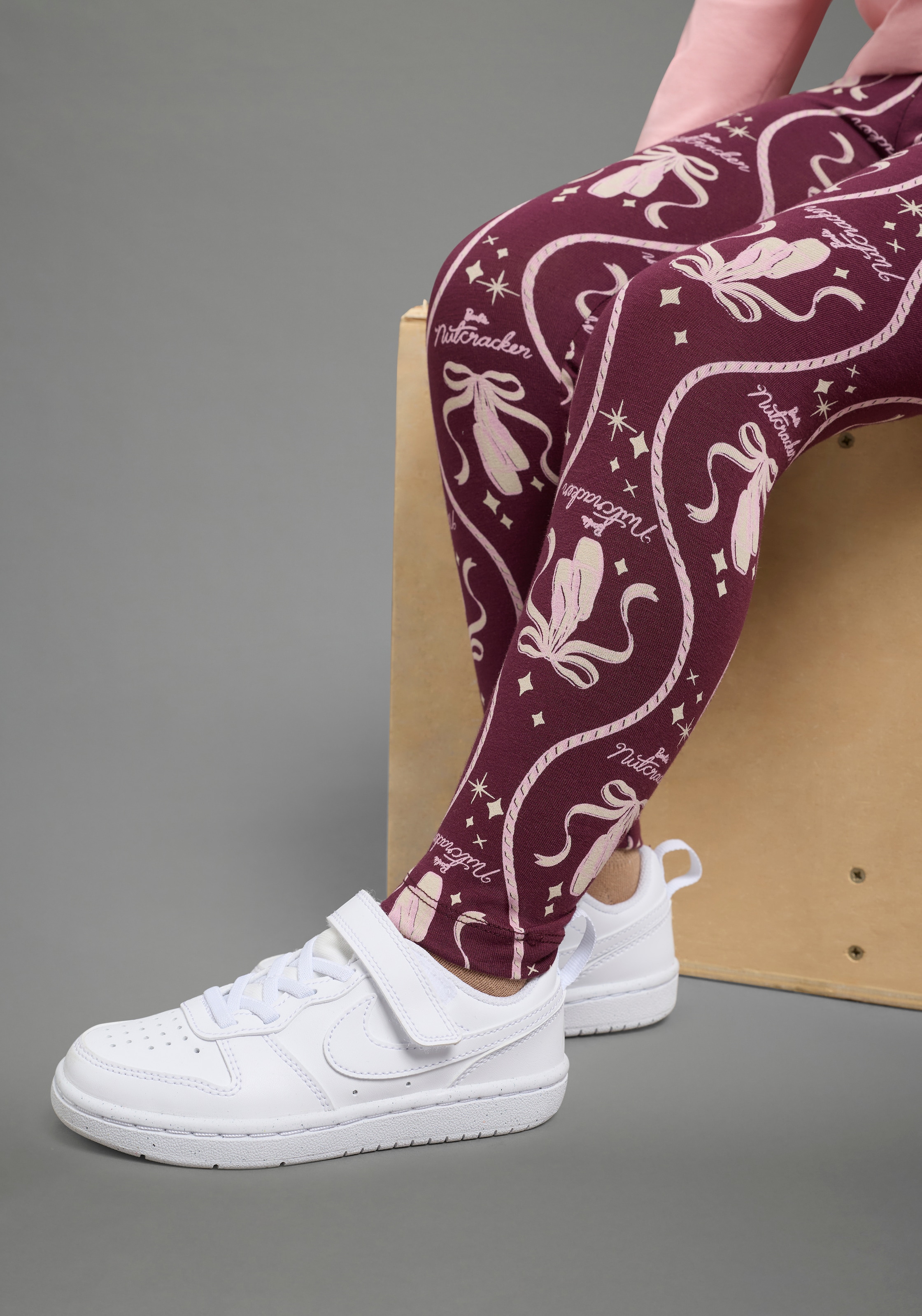 KIDSWORLD Leggings »BARBIE Allover-Leggings, Mattel«  BARBIE Leggings, extra-eng geschnitten, für Mädchen, mit Allover-Druck
