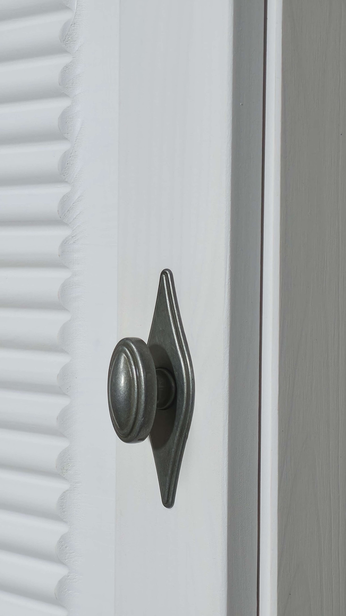 GOODproduct Armoire suspendue »Rauna« aus massiver Kiefer, Breite 44 cm, Rillenoptik, made in EU