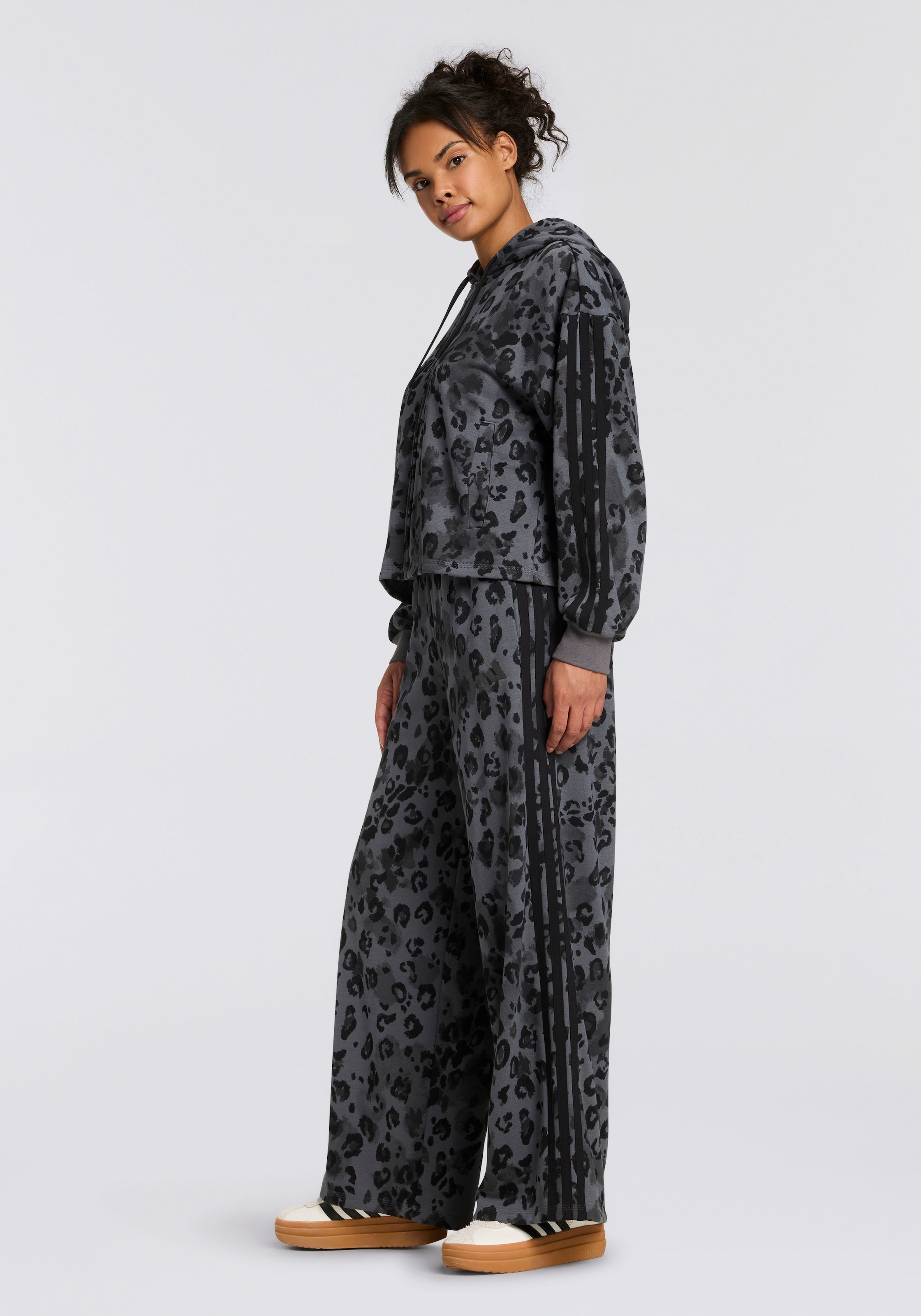 adidas Sportswear Sporthose »W AOP FT PT«, (1 tlg.), Locker geschnitten mit weitem Bein, Tierprint-Details