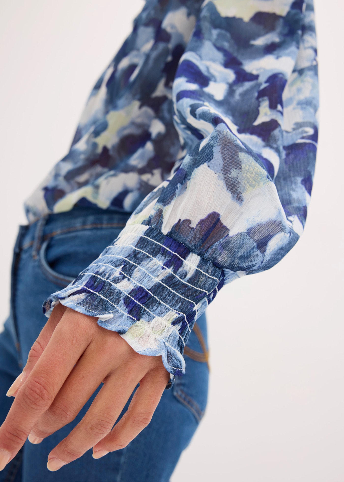 bonprix Blouse en mousseline avec imprimé floral, coupe ajustée, sans col