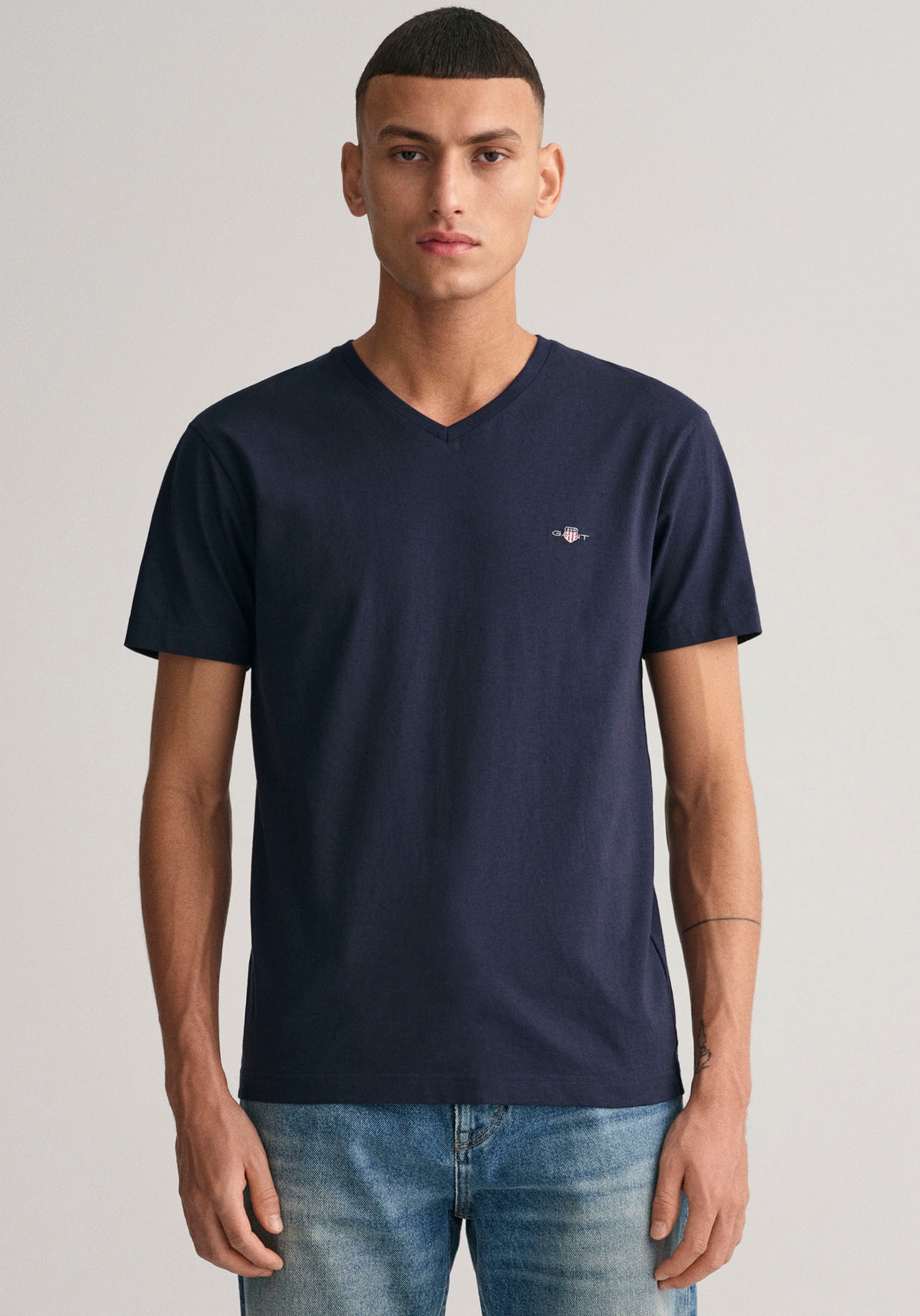 T-Shirt »SLIM SHIELD V-NECK T-SHIRT«, mit einer kleinen Logostickerei auf der Brust
