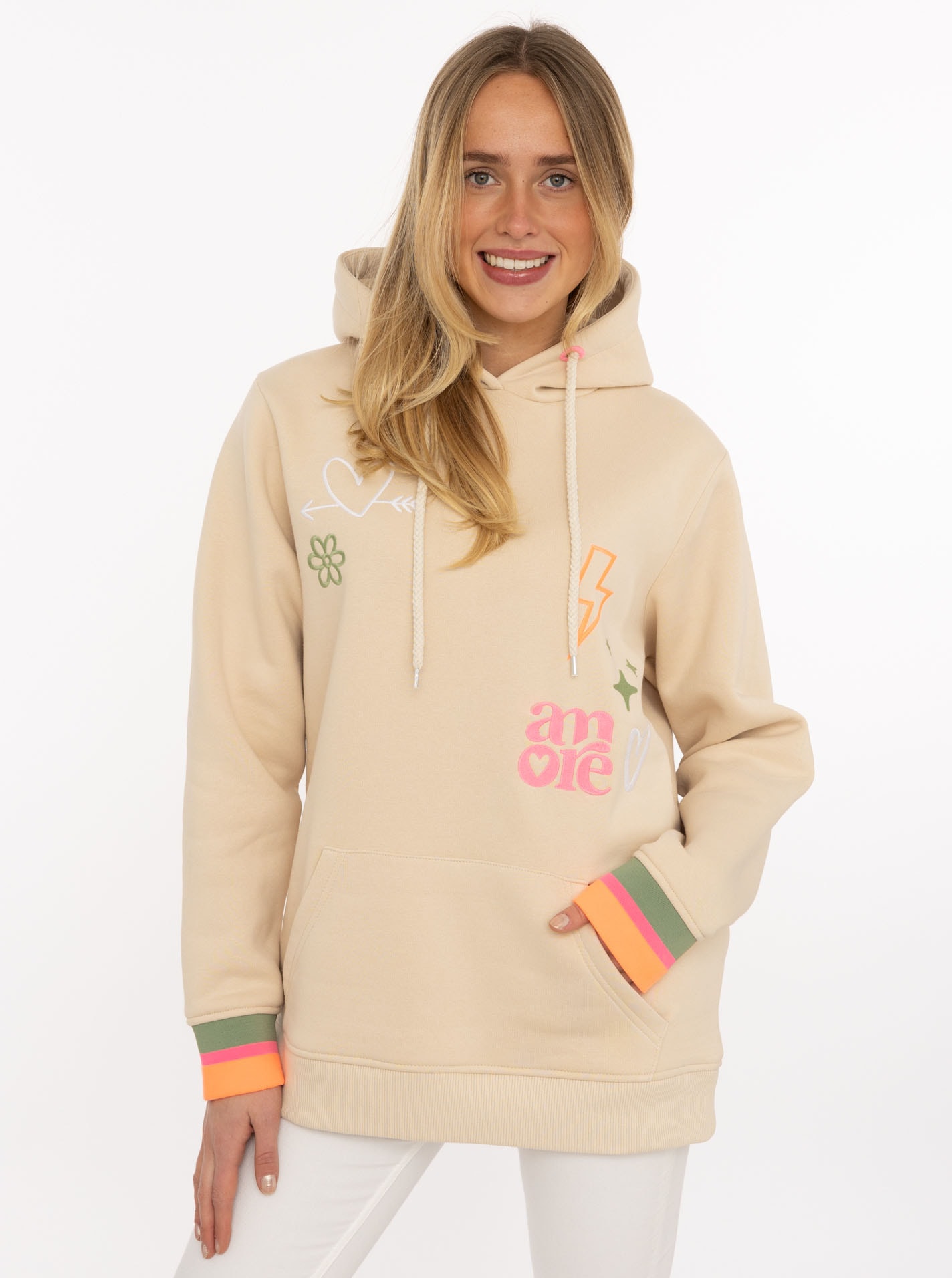 Image of Zwillingsherz Hoodie ""Patches & Amore"", farbenfrohe Stickereien, Kapuze und Fronttasche