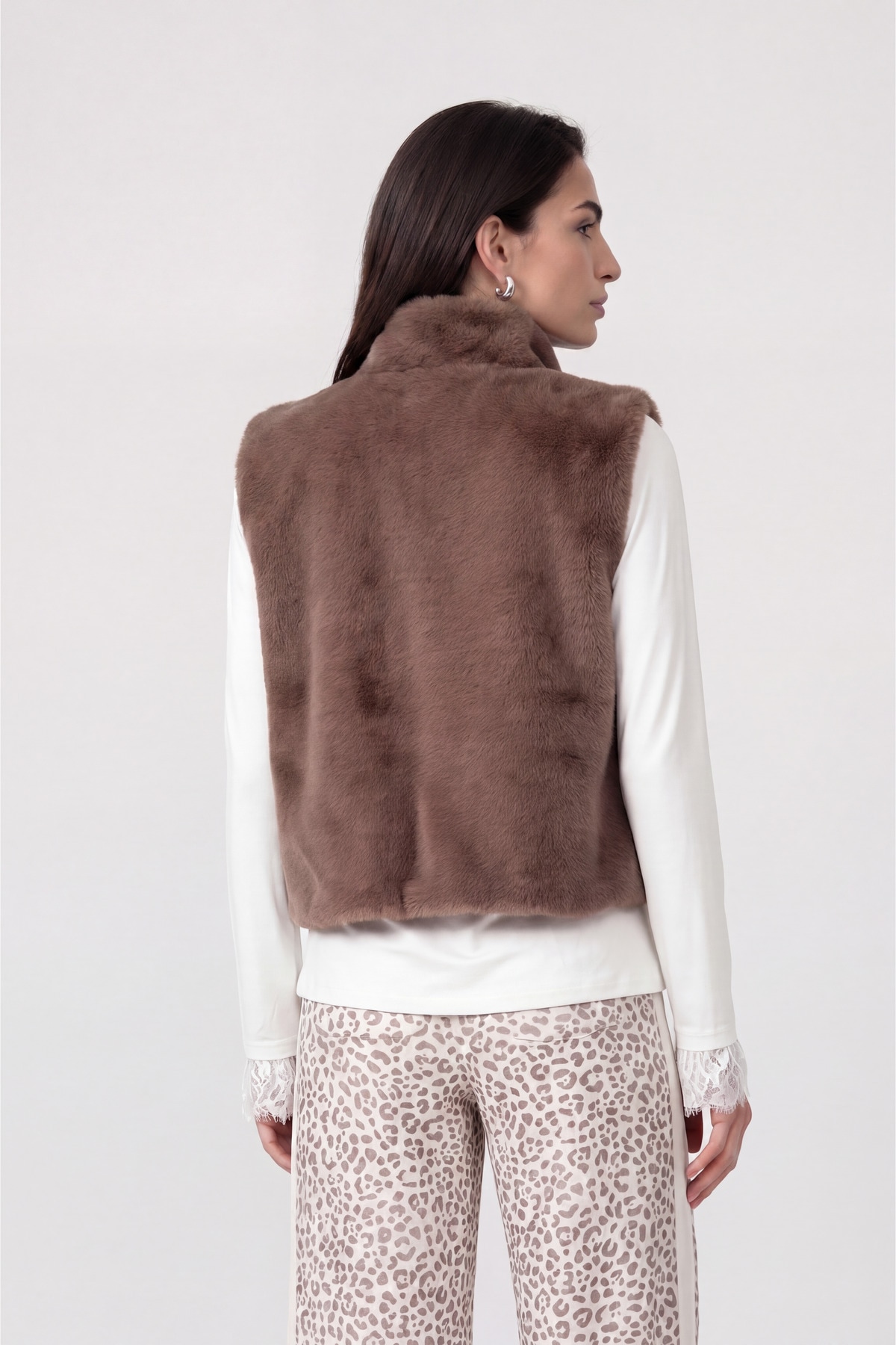 Monari Gilet en imitation fourrure »Weste fake fur« coupe régulière avec col montant