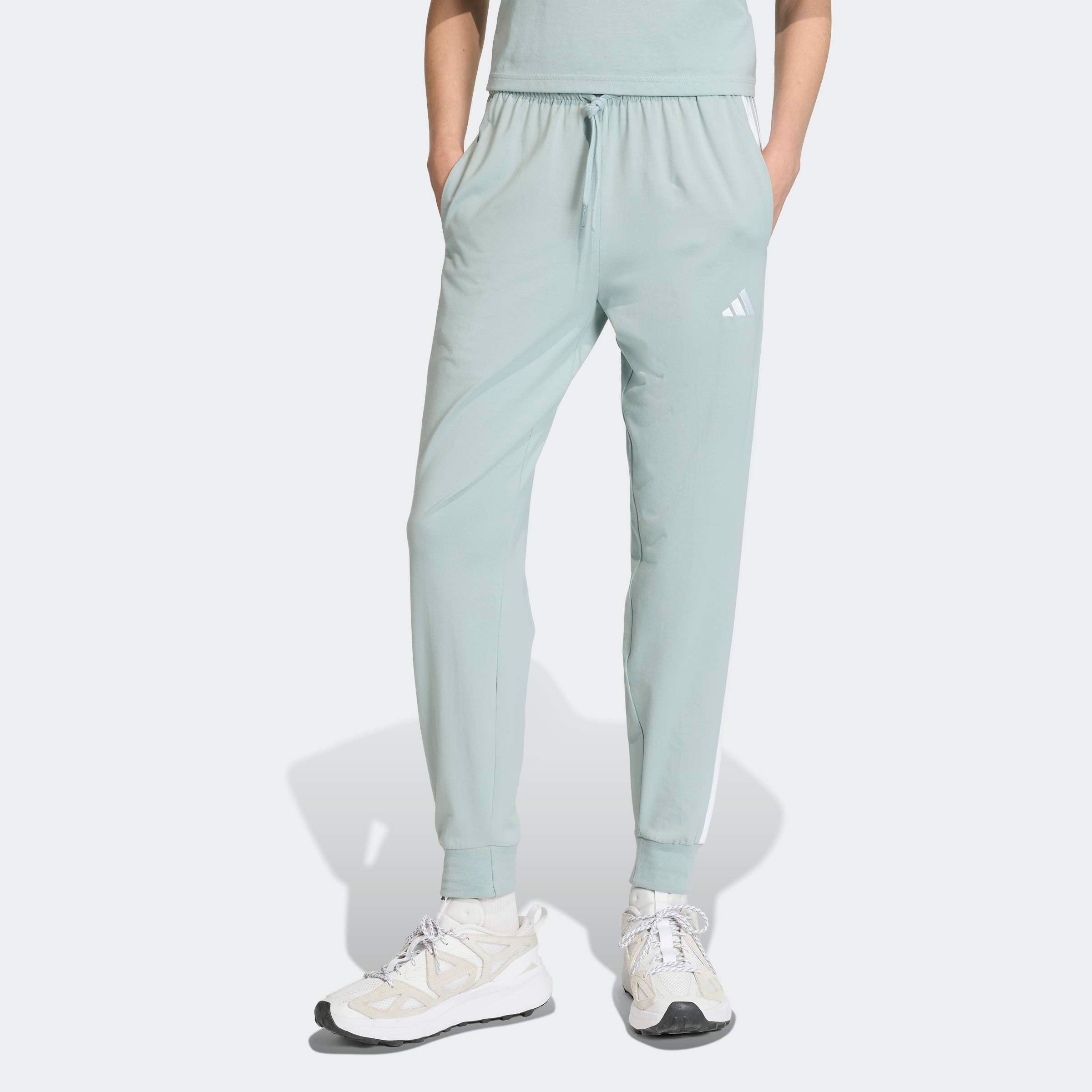 adidas Sportswear Pantalon de sport »ESSENTIALS 3-STREIFEN«  Lässig geschnitten, hoher Bund, schmal zulaufende Beinform