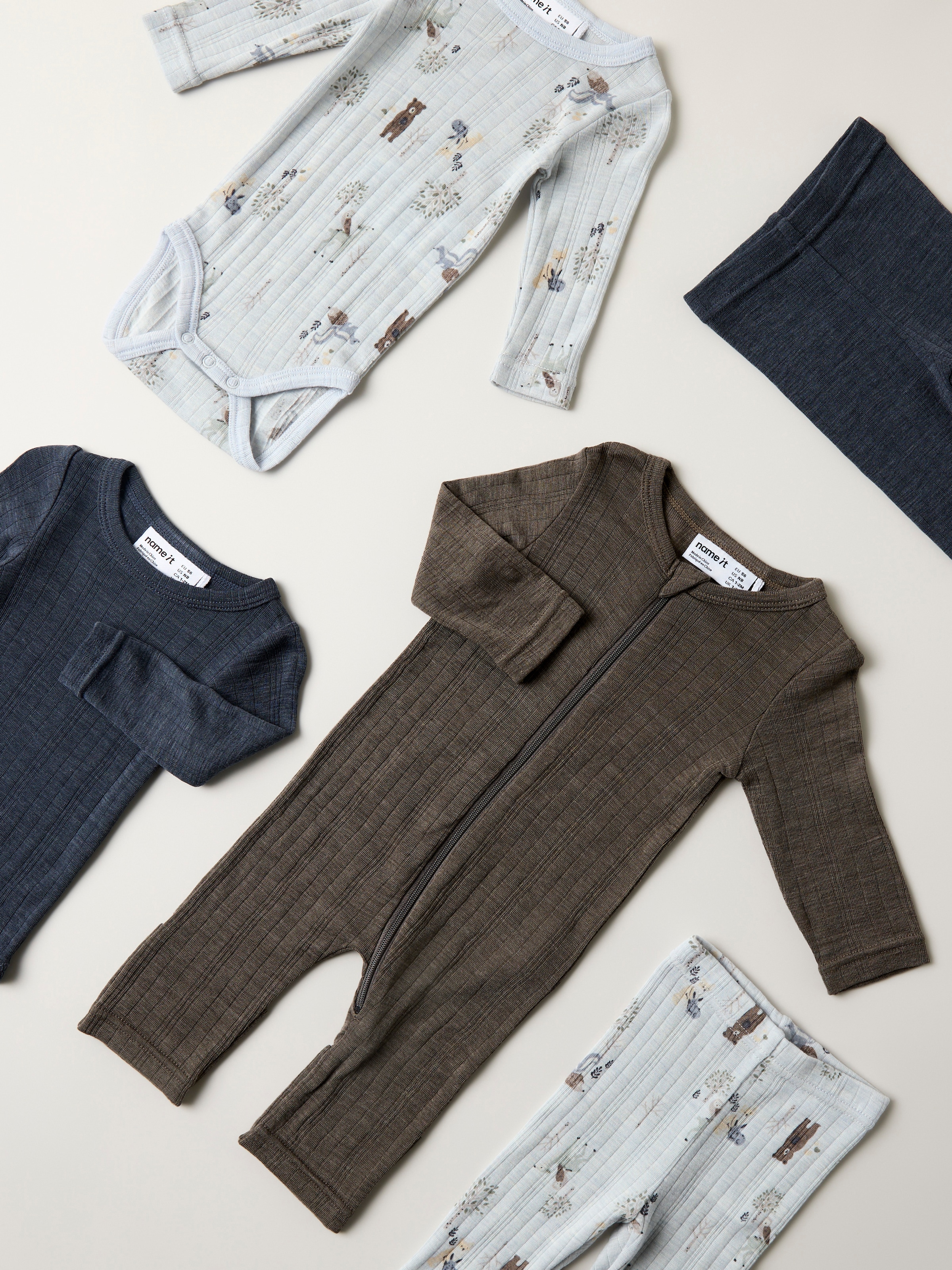 Name It Schlafanzug »NBMWANG WOOL NEEDLE NIGHTSUIT SOLID NOOS« aus Wolle, Regular Fit, mit Reissverschluss und Kinnschutz, für Babys