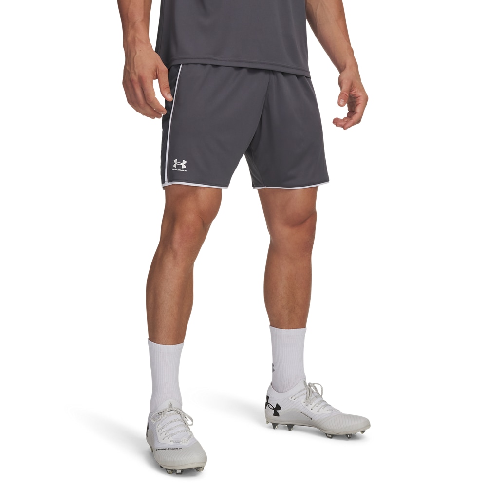 Under Armour® Short d'entraînement »UA M CHALLENGER TRAIN SHORT«  pour activités variées, matière légère, design mode sport