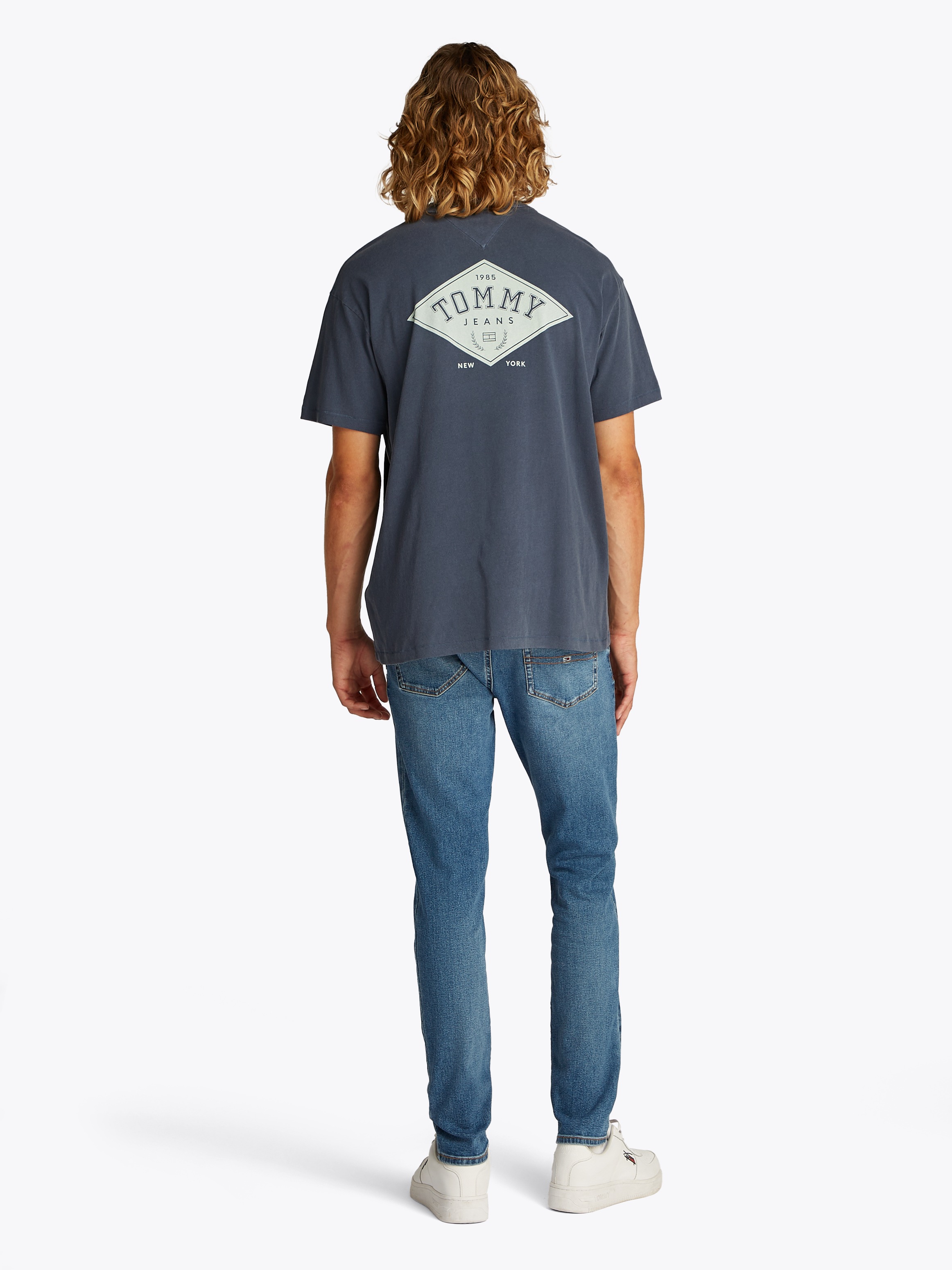 Tommy Jeans T-Shirt »TJM RLX VARSITY GRAPHICS TEE EXT«, mit grossem Rückenprint