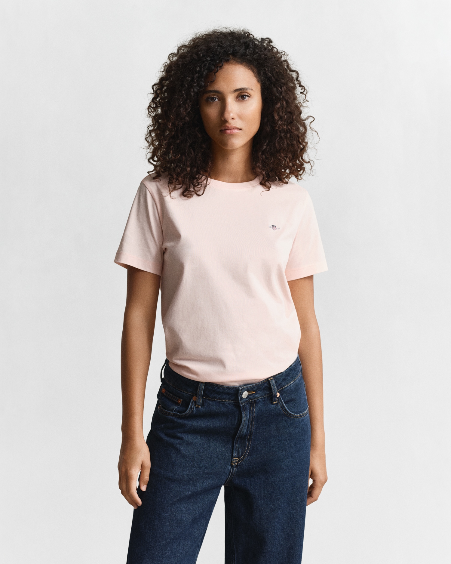 Gant T-Shirt »REG SHIELD KA T-SHIRT« mit einer kleinen aufgestickten Wappen-Grafik auf der Brust