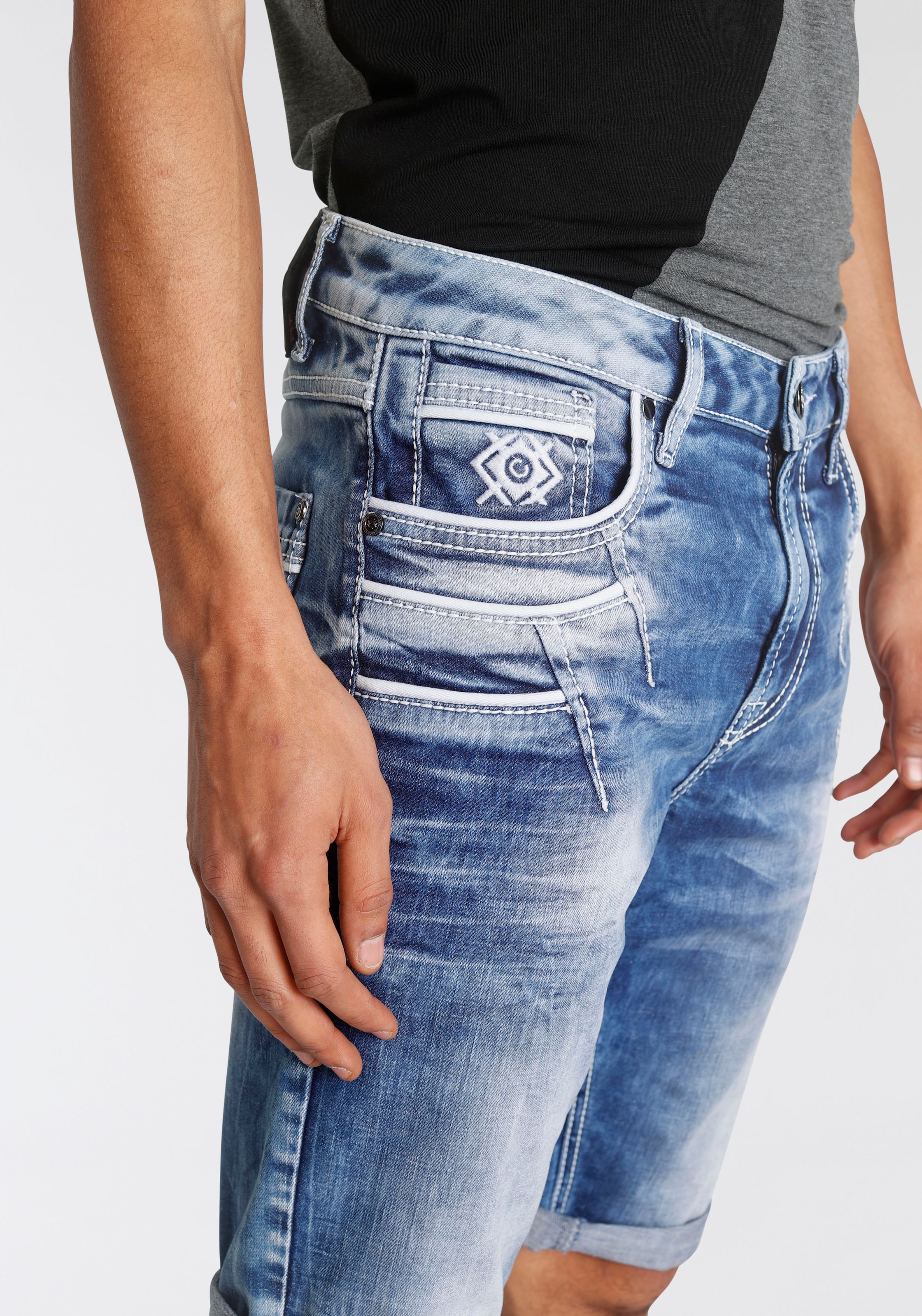 Image of Cipo & Baxx Jeansbermudas in Denim und mit markanten Taschen